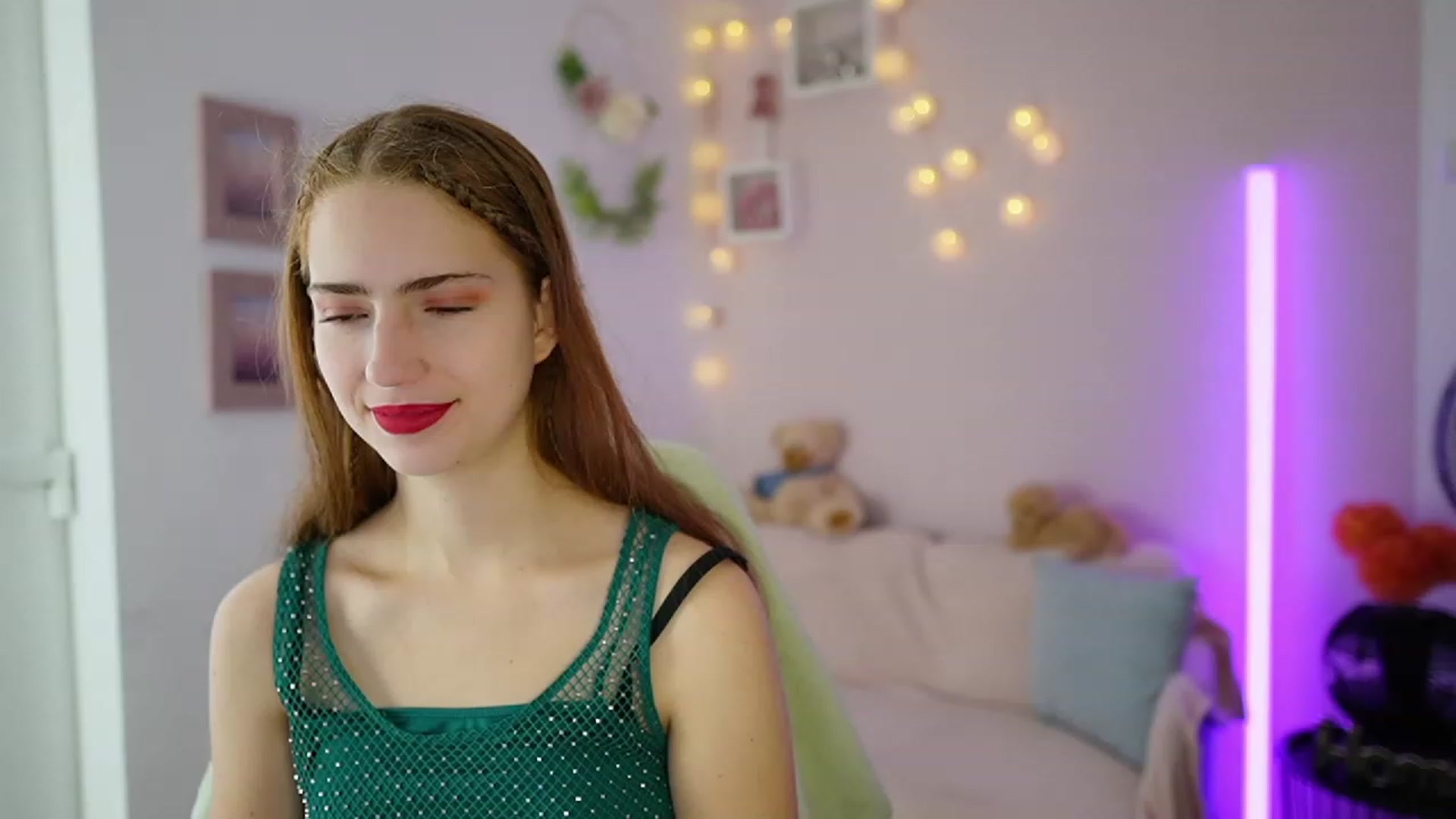 Gallery image thumbnail from Naomi_Woods18's myfreecams stream on, 12/06/2023, 09:42 image 9 of 20