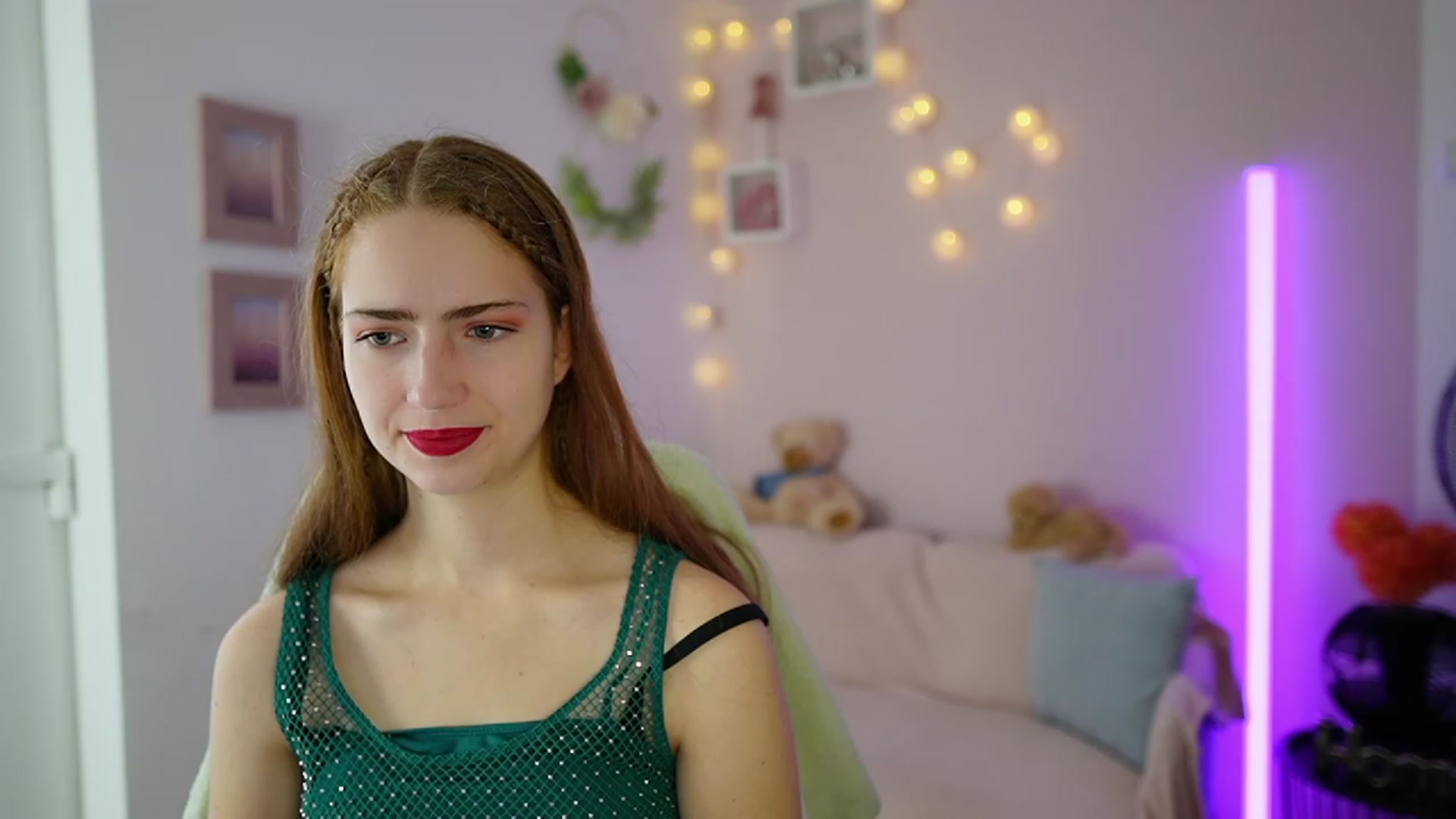 Gallery image thumbnail from Naomi_Woods18's myfreecams stream on, 12/06/2023, 09:42 image 17 of 20