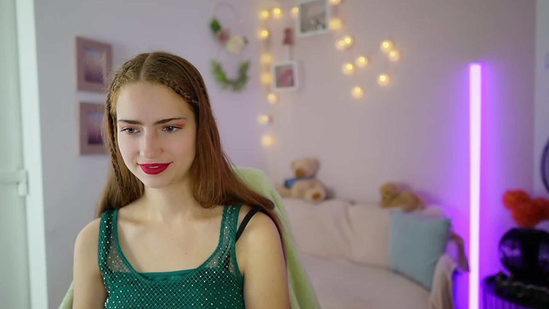 Gallery image thumbnail from Naomi_Woods18's myfreecams stream on, 12/06/2023, 11:25 image 8 of 20