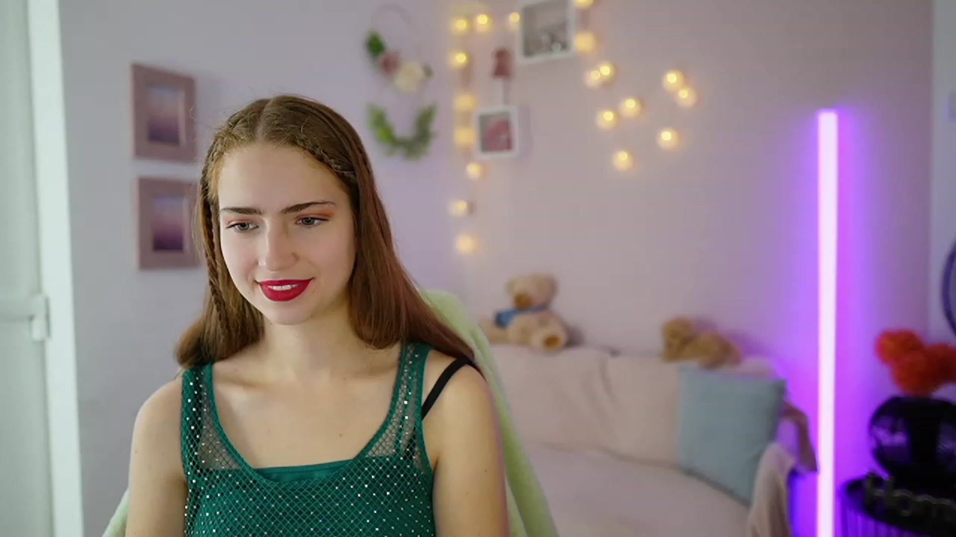 Gallery image thumbnail from Naomi_Woods18's myfreecams stream on, 12/06/2023, 11:25 image 6 of 20
