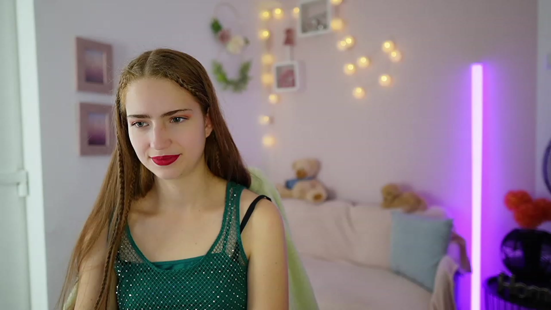 Gallery image thumbnail from Naomi_Woods18's myfreecams stream on, 12/06/2023, 11:25 image 15 of 20