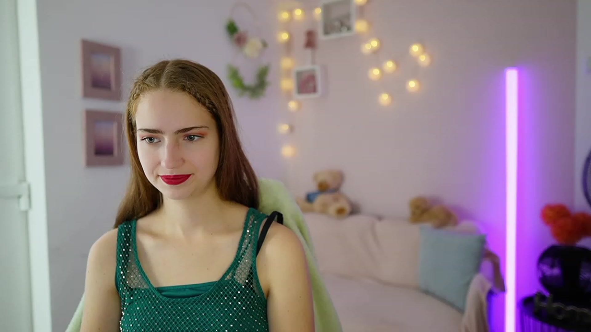 Gallery image thumbnail from Naomi_Woods18's myfreecams stream on, 12/06/2023, 11:25 image 20 of 20