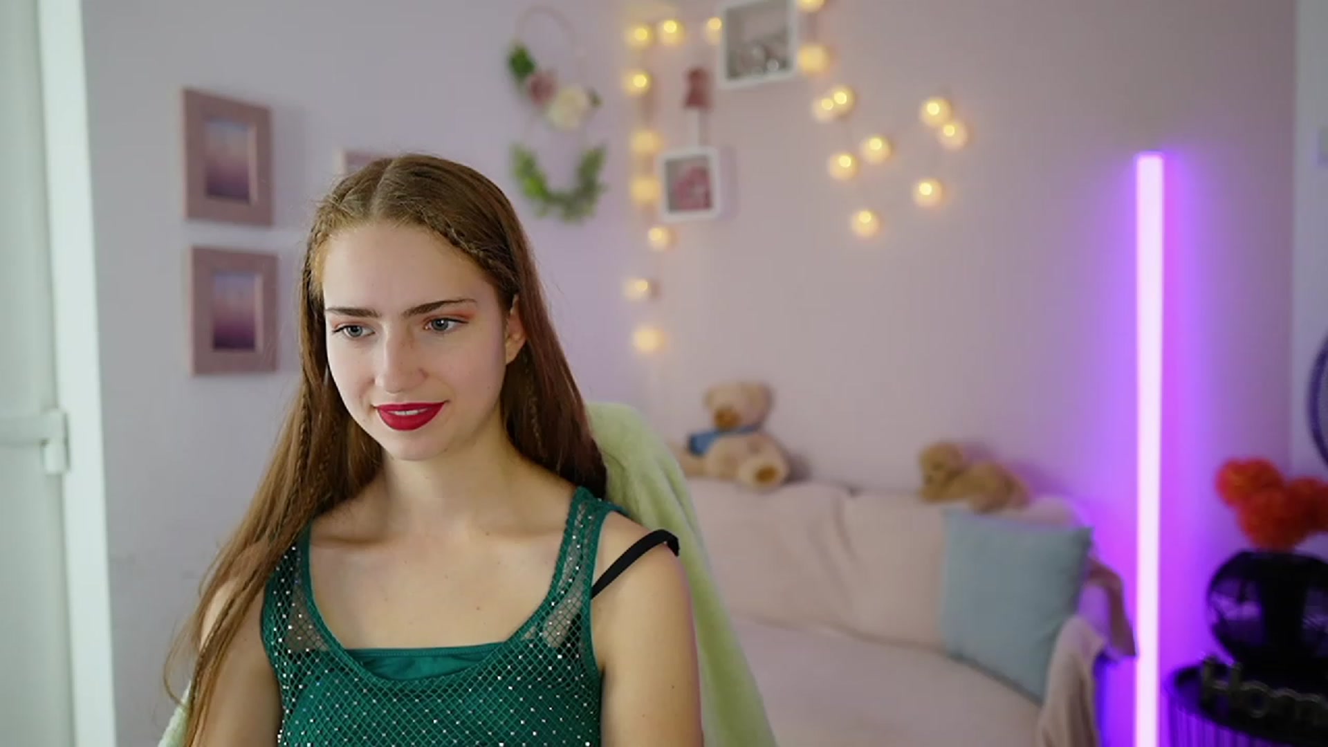Gallery image thumbnail from Naomi_Woods18's myfreecams stream on, 12/06/2023, 11:25 image 14 of 20