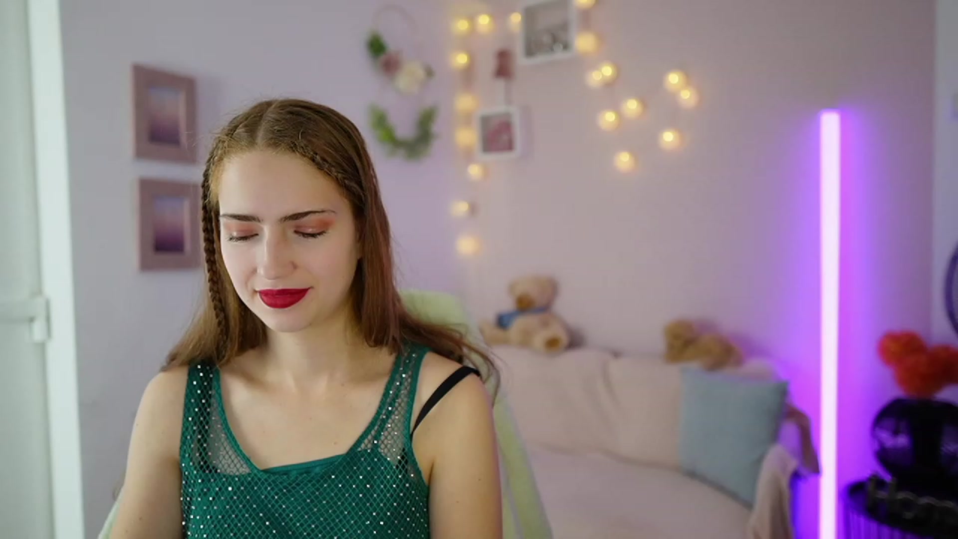Gallery image thumbnail from Naomi_Woods18's myfreecams stream on, 12/06/2023, 13:38 image 20 of 20