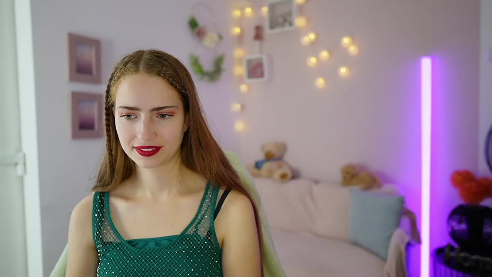 Gallery image thumbnail from Naomi_Woods18's myfreecams stream on, 12/06/2023, 13:38 image 5 of 20