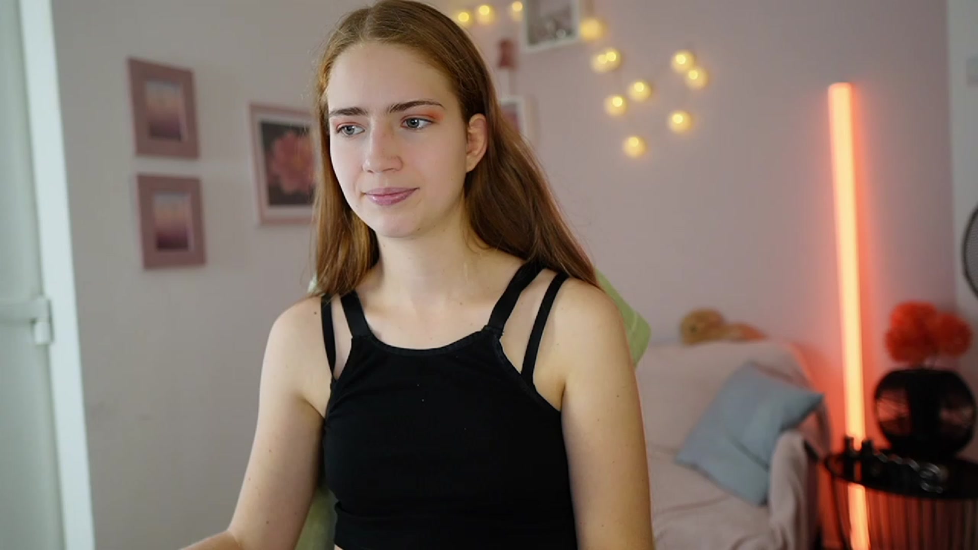 Gallery image thumbnail from Naomi_Woods18's myfreecams stream on, 12/14/2023, 09:03 image 14 of 20