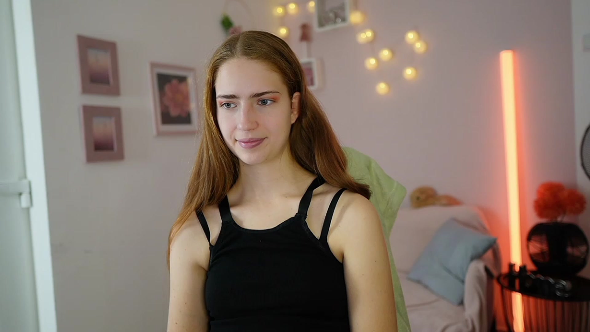 Gallery image thumbnail from Naomi_Woods18's myfreecams stream on, 12/14/2023, 09:03 image 7 of 20