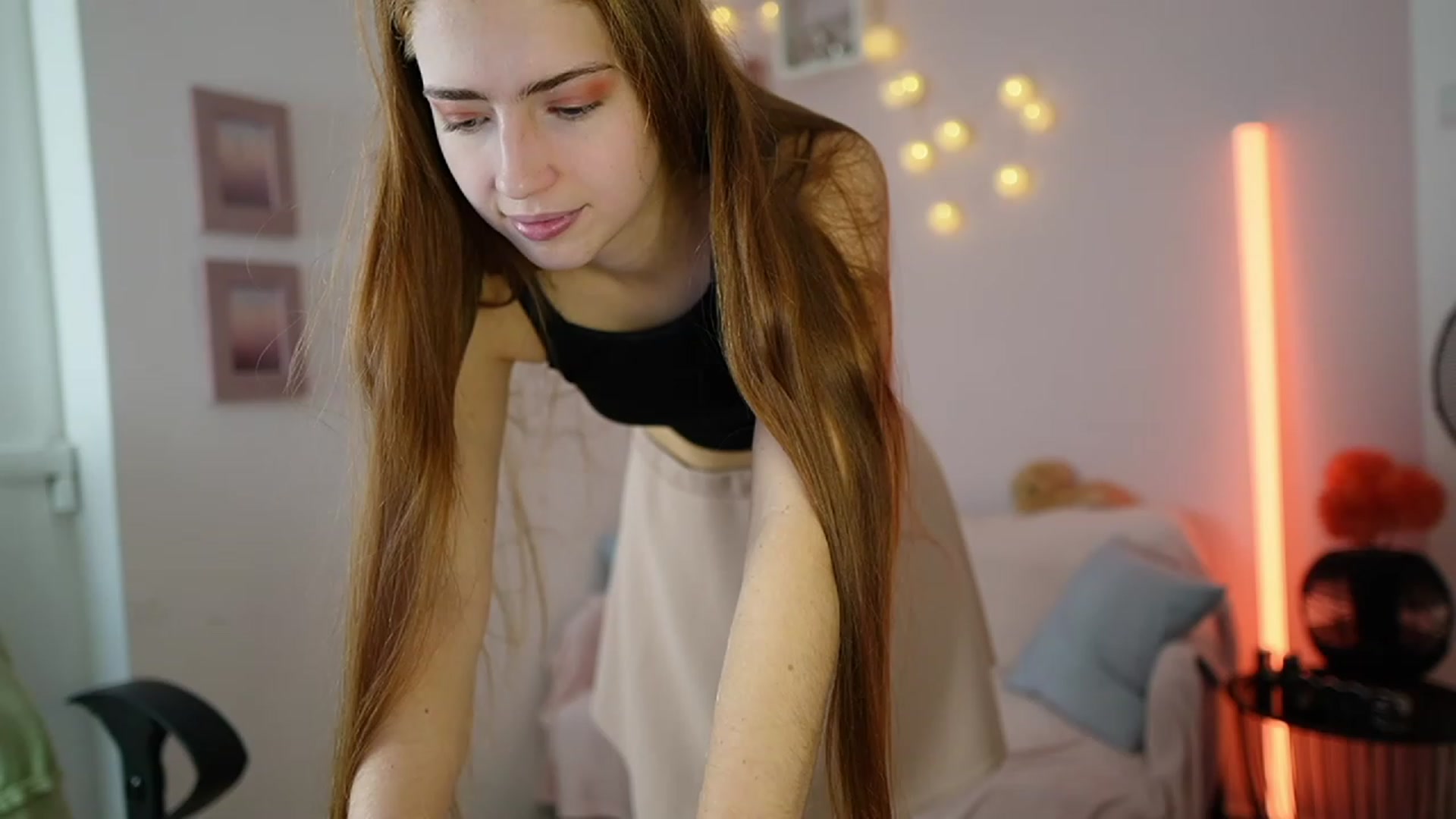 Gallery image thumbnail from Naomi_Woods18's myfreecams stream on, 12/14/2023, 09:03 image 12 of 20