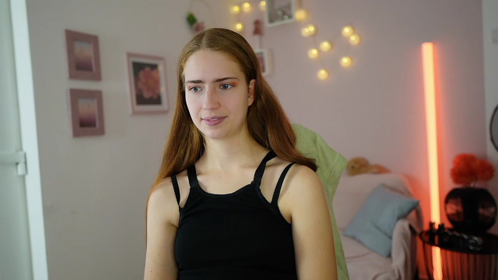 Gallery image thumbnail from Naomi_Woods18's myfreecams stream on, 12/14/2023, 09:03 image 9 of 20