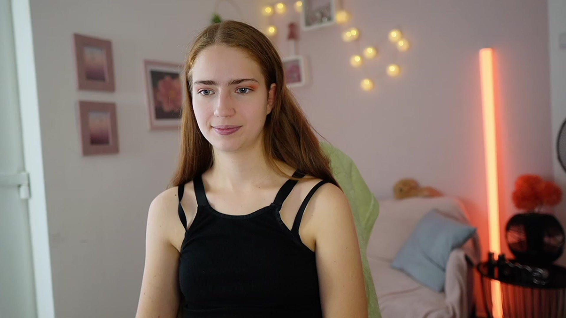 Gallery image thumbnail from Naomi_Woods18's myfreecams stream on, 12/14/2023, 10:32 image 14 of 20