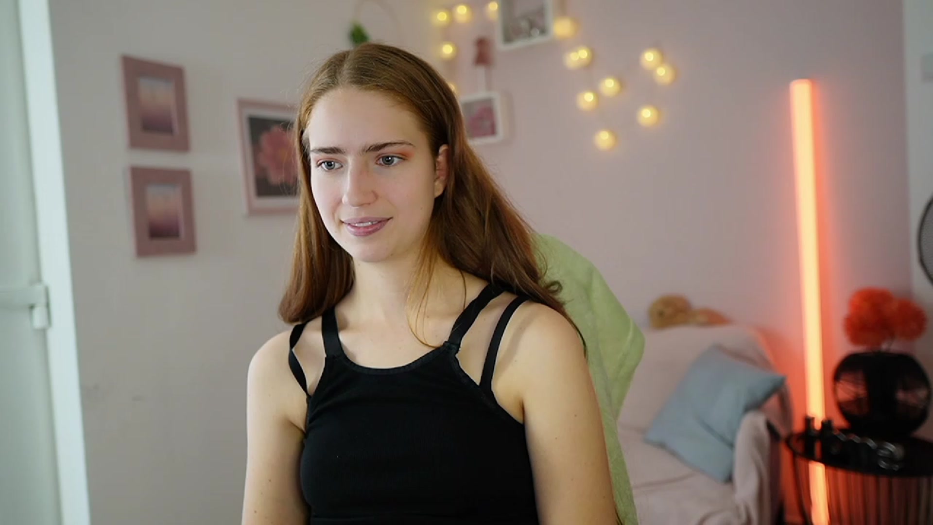 Gallery image thumbnail from Naomi_Woods18's myfreecams stream on, 12/14/2023, 10:32 image 13 of 20