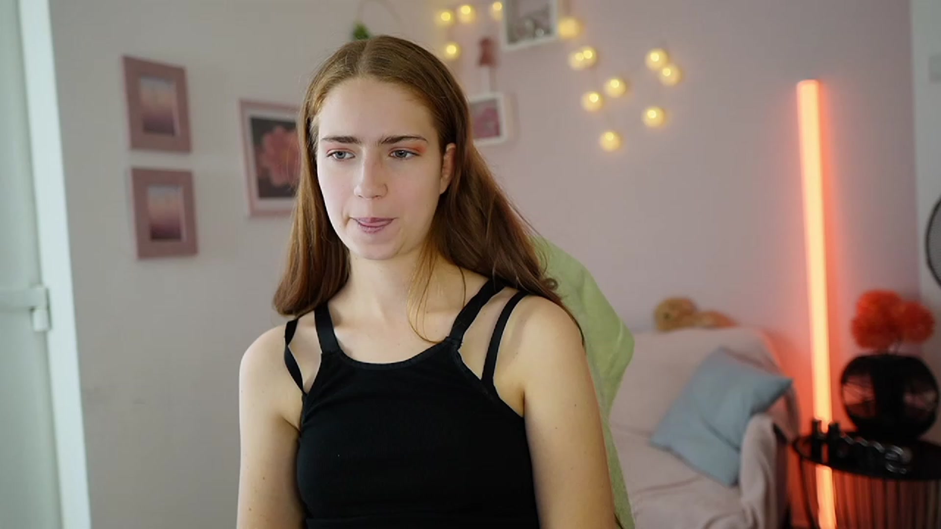Gallery image thumbnail from Naomi_Woods18's myfreecams stream on, 12/14/2023, 10:32 image 12 of 20