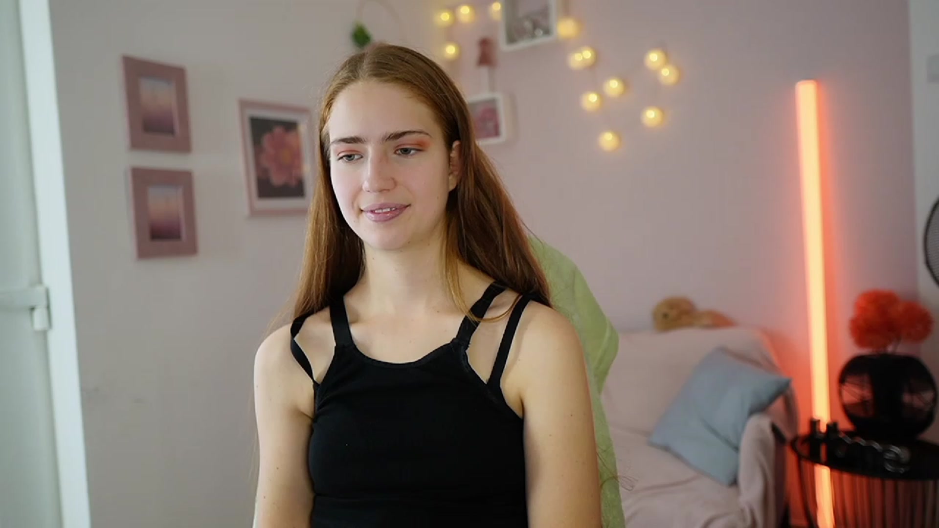 Gallery image thumbnail from Naomi_Woods18's myfreecams stream on, 12/14/2023, 10:32 image 19 of 20