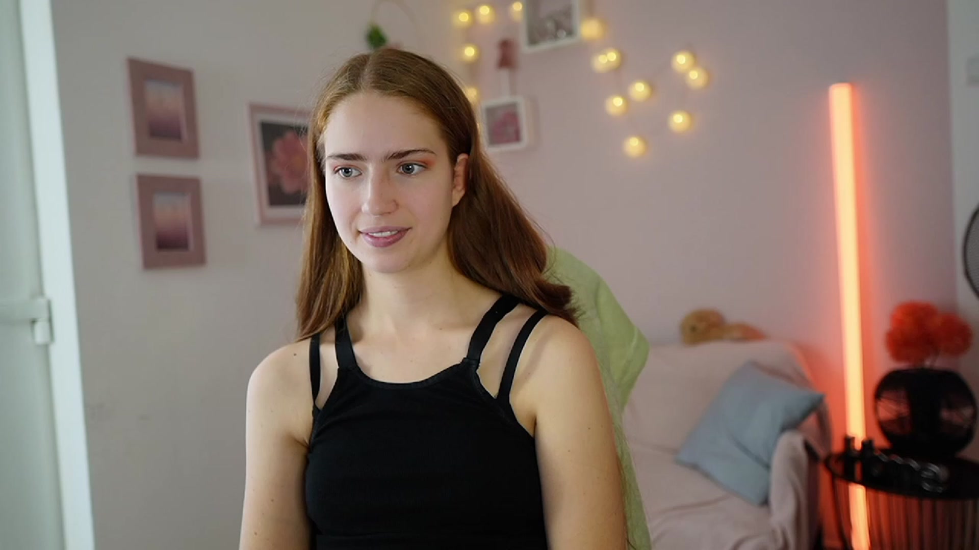 Gallery image thumbnail from Naomi_Woods18's myfreecams stream on, 12/14/2023, 10:32 image 8 of 20