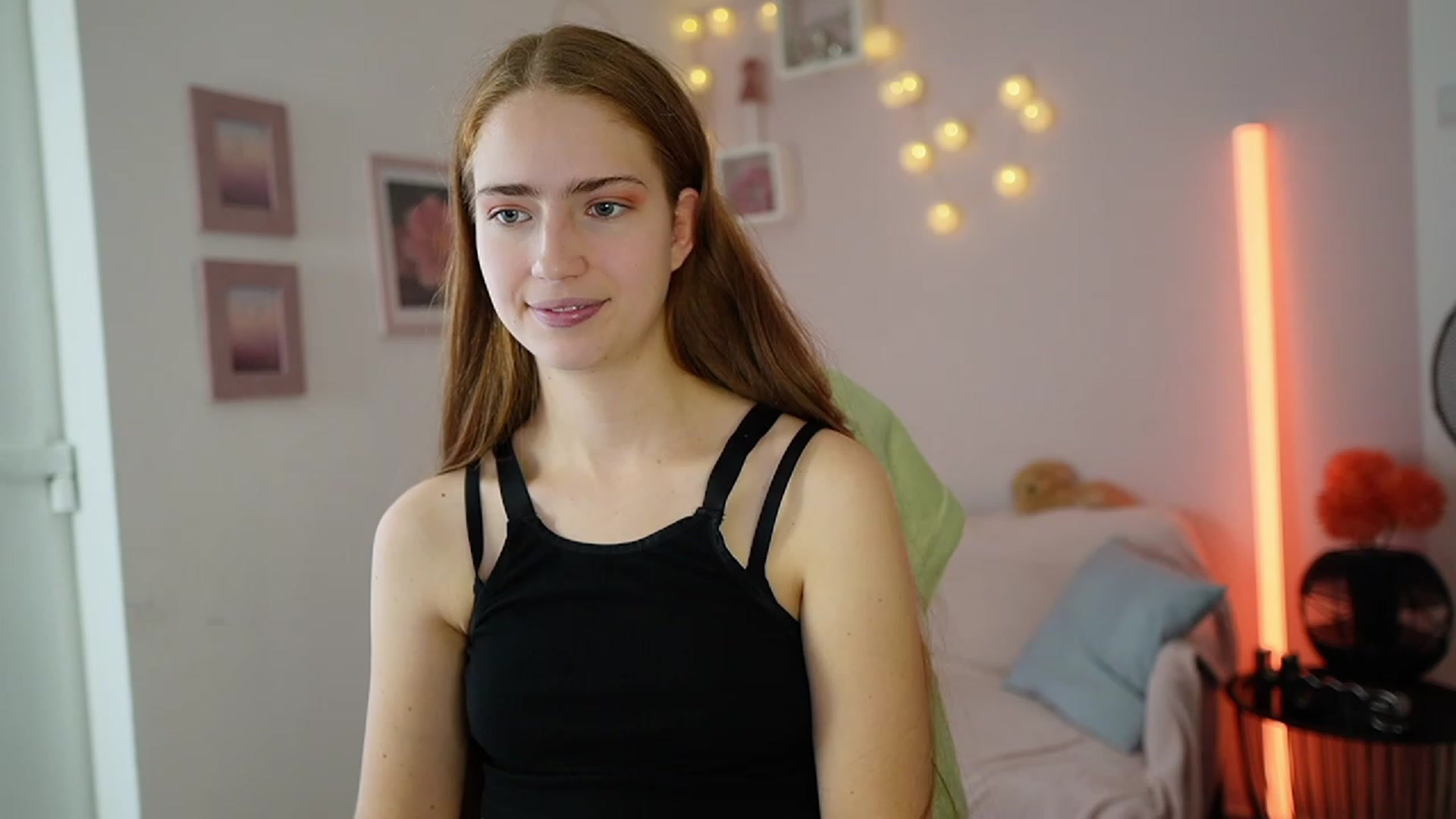 Gallery image thumbnail from Naomi_Woods18's myfreecams stream on, 12/14/2023, 10:32 image 7 of 20