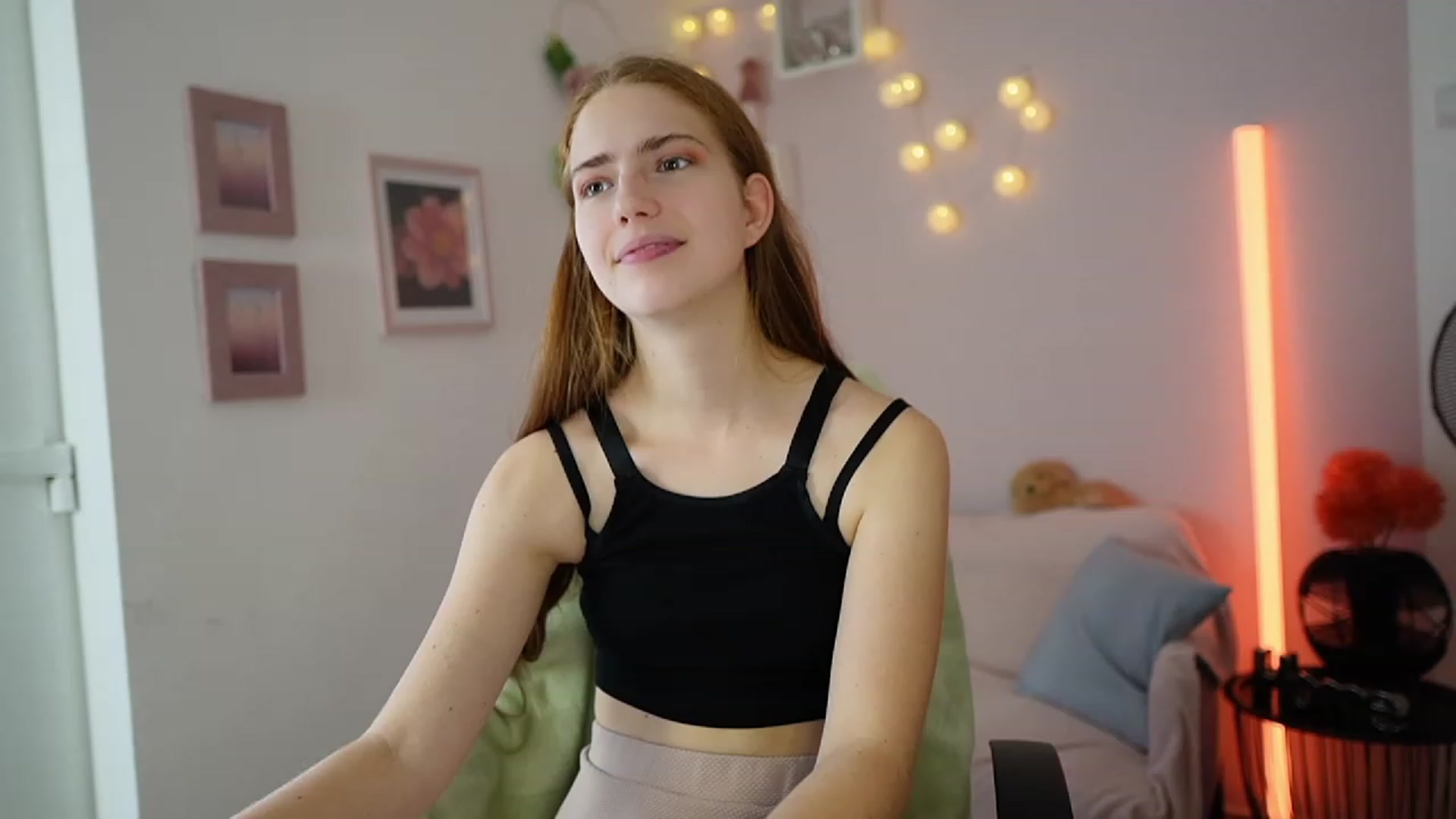 Gallery image thumbnail from Naomi_Woods18's myfreecams stream on, 12/14/2023, 12:39 image 15 of 20