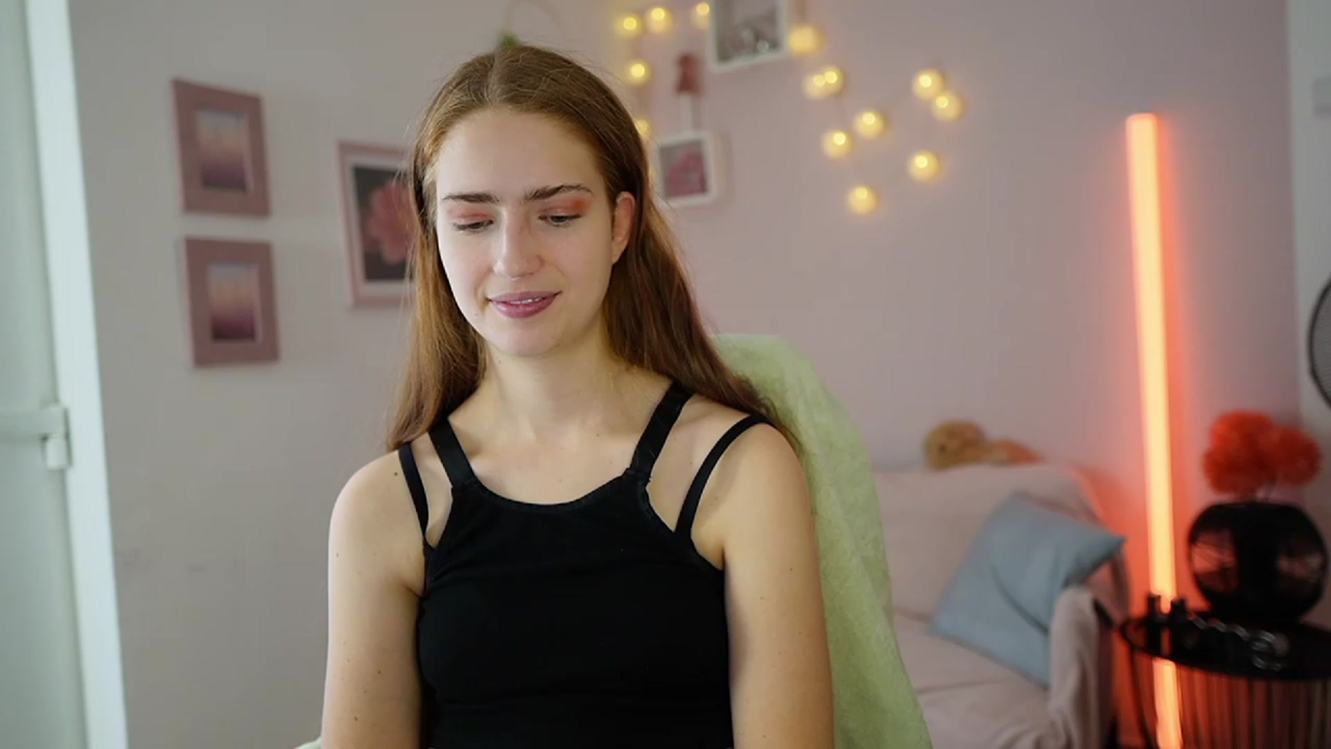 Gallery image thumbnail from Naomi_Woods18's myfreecams stream on, 12/14/2023, 12:39 image 8 of 20