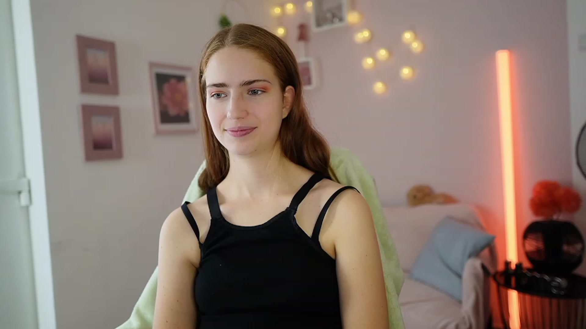 Gallery image thumbnail from Naomi_Woods18's myfreecams stream on, 12/14/2023, 12:39 image 1 of 20
