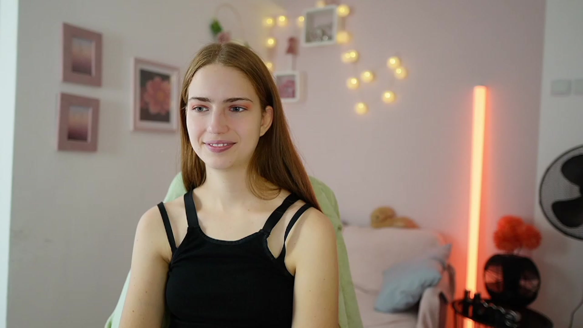 Gallery image thumbnail from Naomi_Woods18's myfreecams stream on, 12/15/2023, 11:11 image 1 of 20