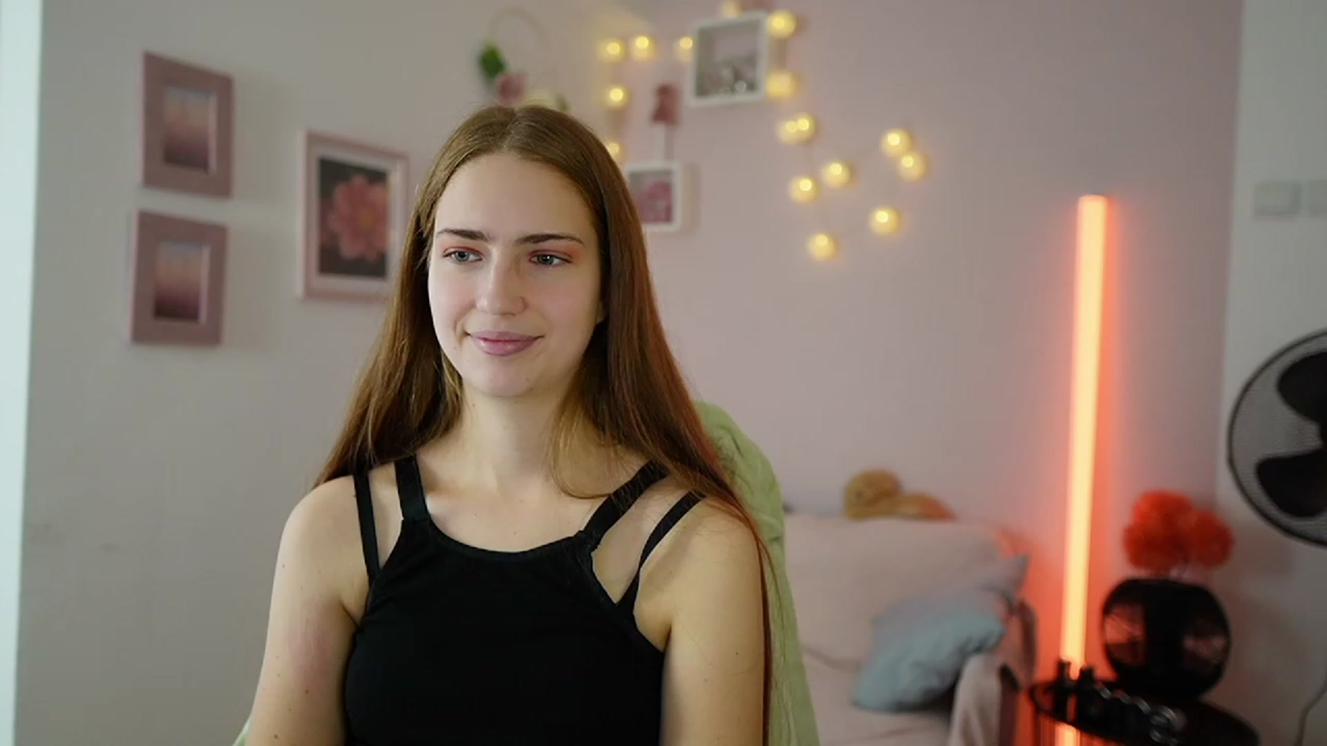 Gallery image thumbnail from Naomi_Woods18's myfreecams stream on, 12/15/2023, 11:11 image 16 of 20