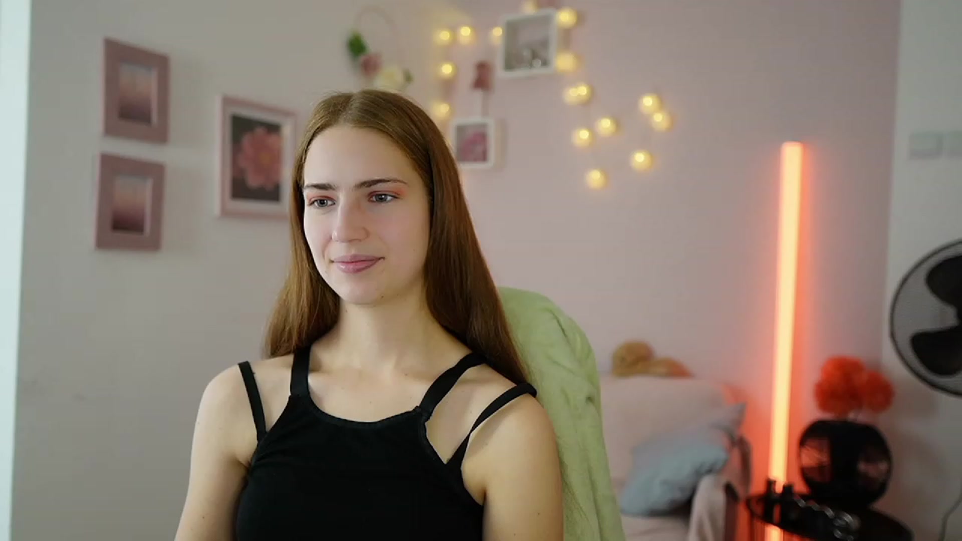 Gallery image thumbnail from Naomi_Woods18's myfreecams stream on, 12/15/2023, 11:11 image 10 of 20