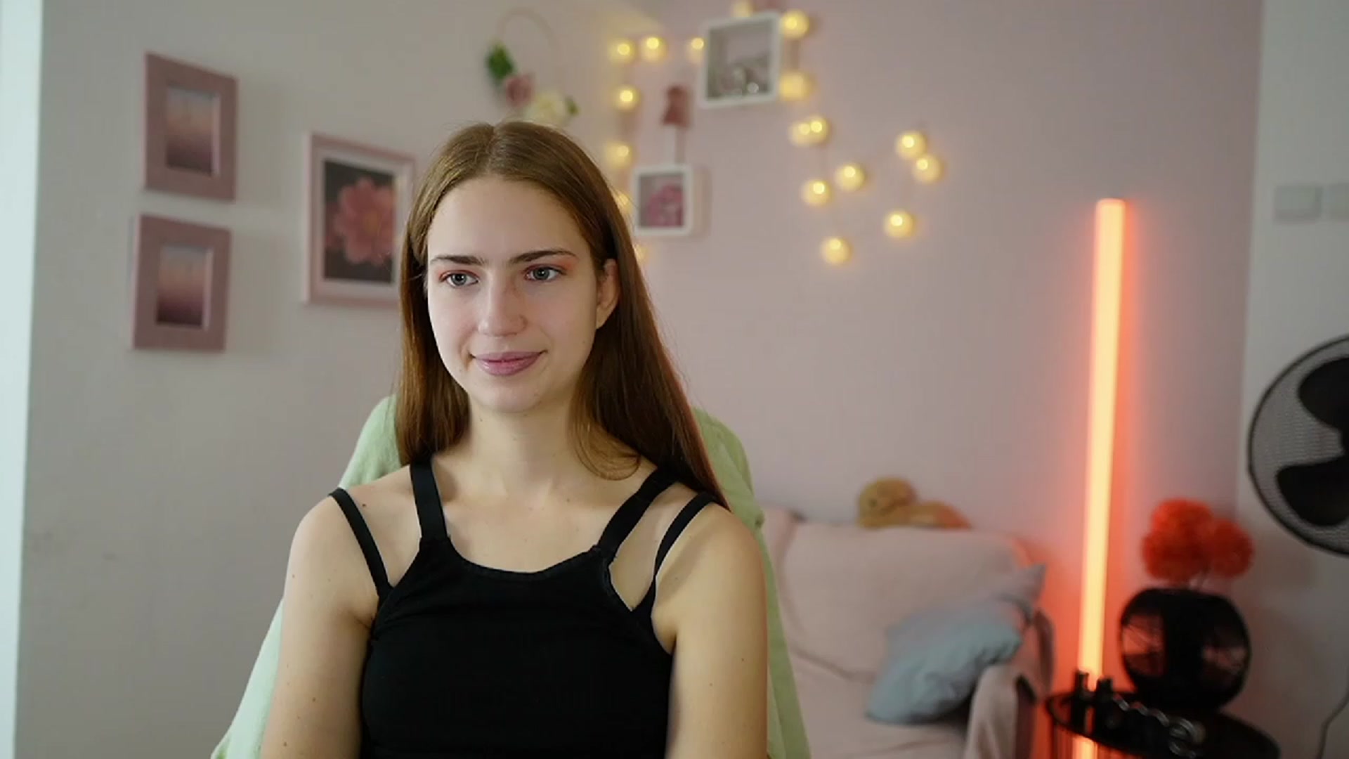 Gallery image thumbnail from Naomi_Woods18's myfreecams stream on, 12/15/2023, 11:11 image 3 of 20