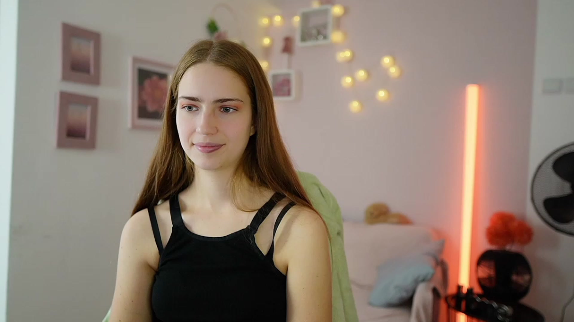 Gallery image thumbnail from Naomi_Woods18's myfreecams stream on, 12/15/2023, 11:11 image 12 of 20