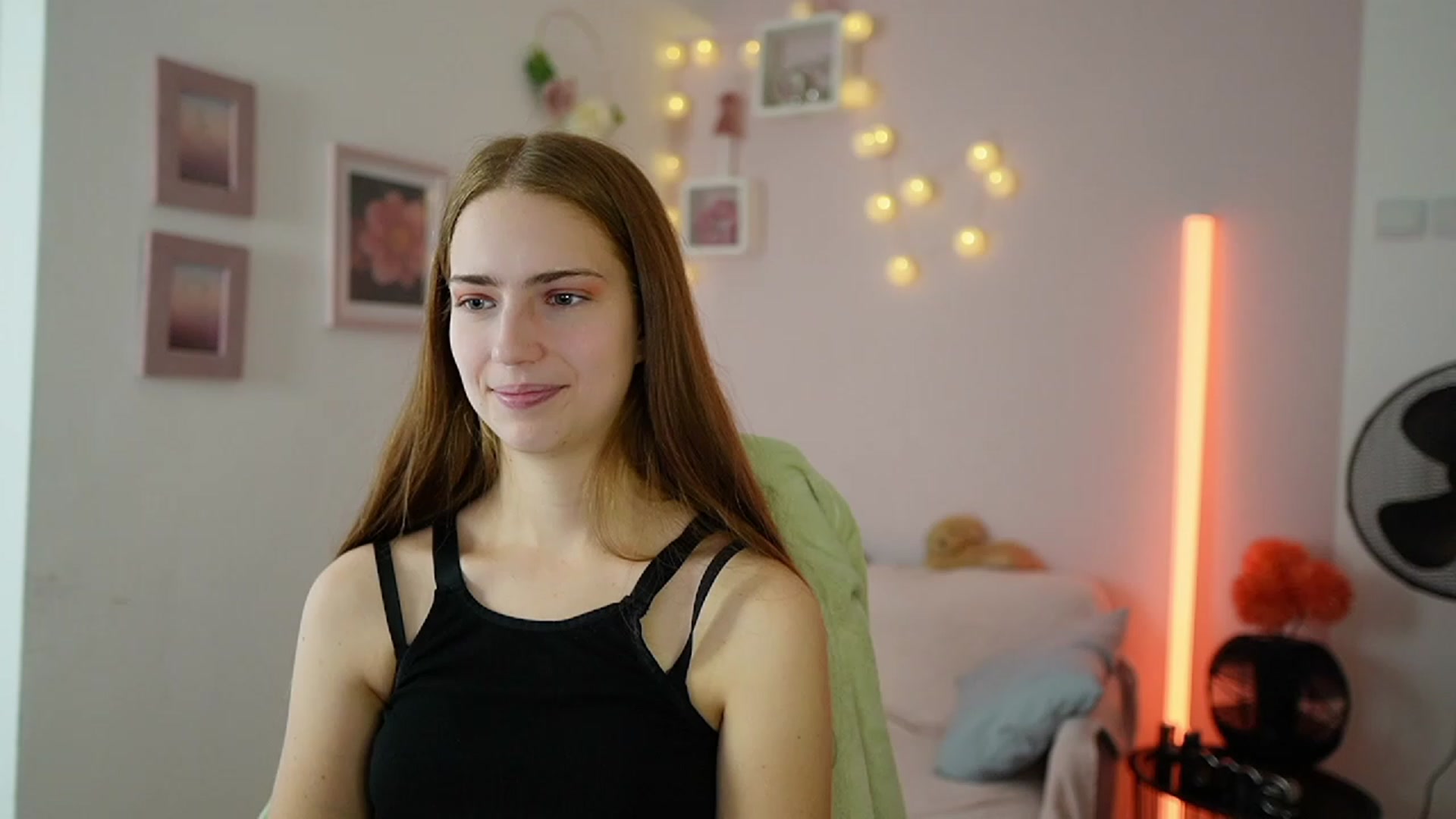 Gallery image thumbnail from Naomi_Woods18's myfreecams stream on, 12/15/2023, 11:11 image 13 of 20