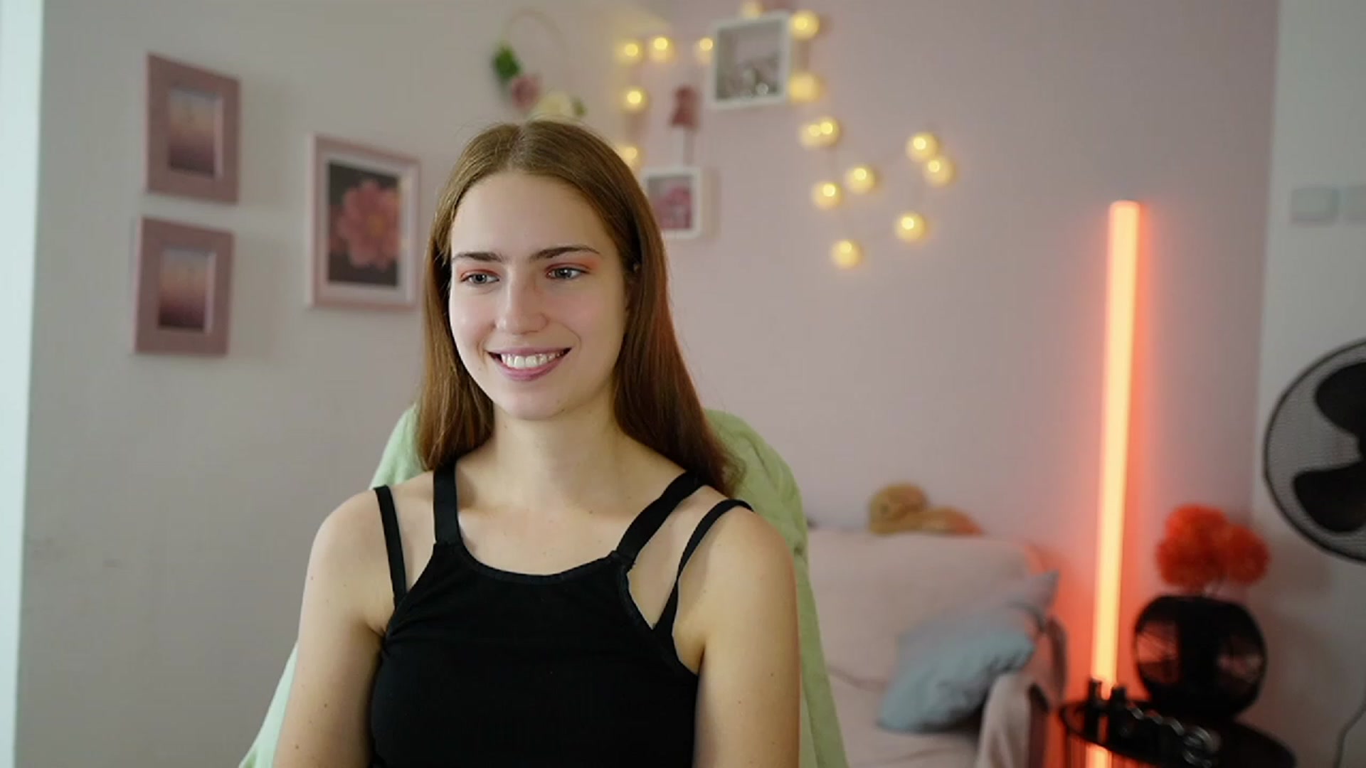 Gallery image thumbnail from Naomi_Woods18's myfreecams stream on, 12/15/2023, 11:11 image 6 of 20