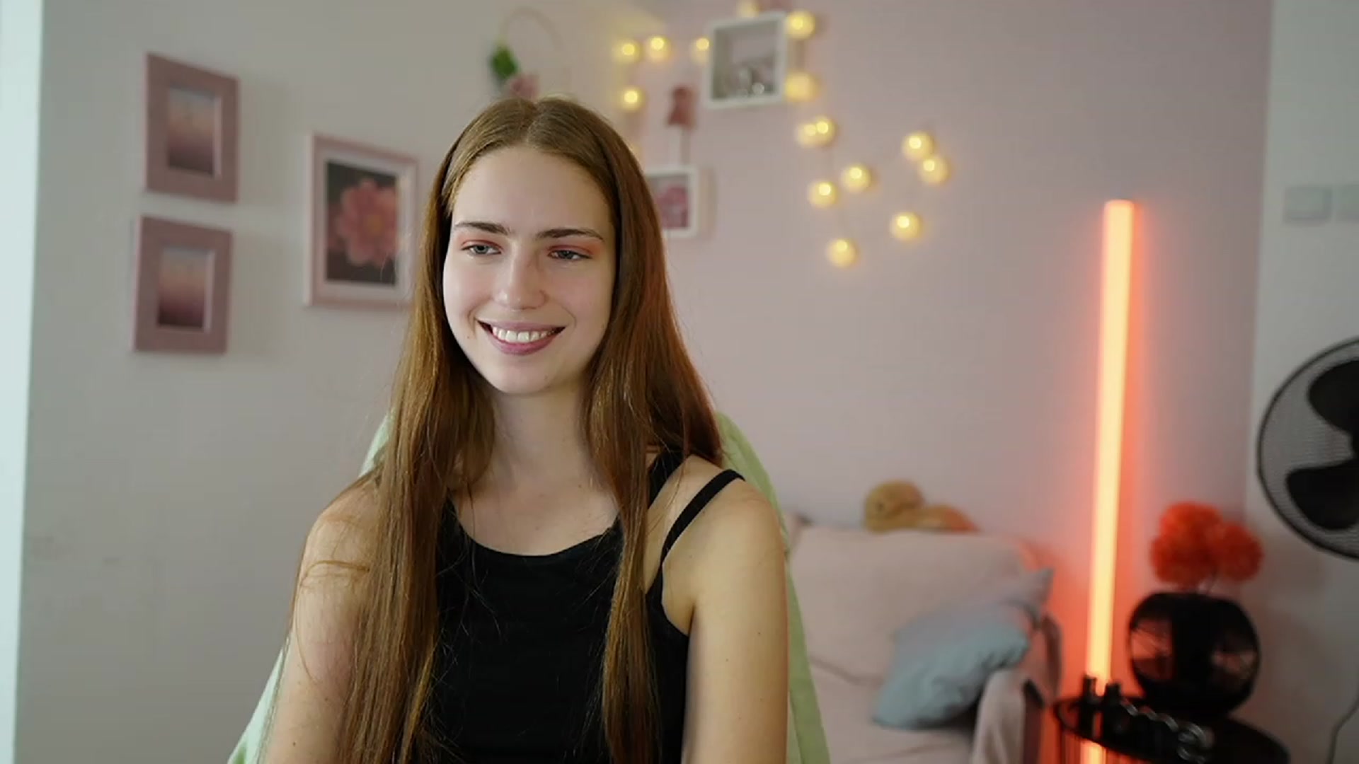 Gallery image thumbnail from Naomi_Woods18's myfreecams stream on, 12/15/2023, 11:11 image 18 of 20