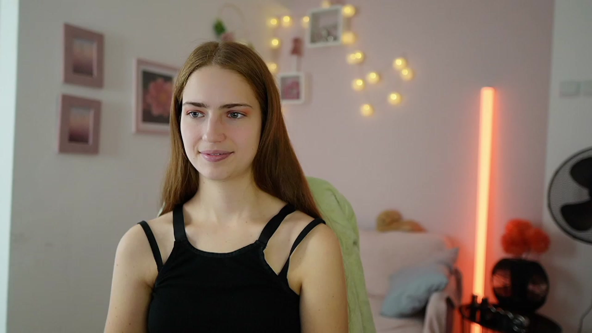 Gallery image thumbnail from Naomi_Woods18's myfreecams stream on, 12/15/2023, 11:11 image 9 of 20