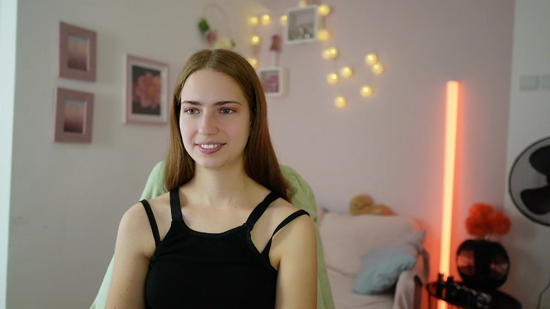 Gallery image thumbnail from Naomi_Woods18's myfreecams stream on, 12/15/2023, 11:11 image 7 of 20