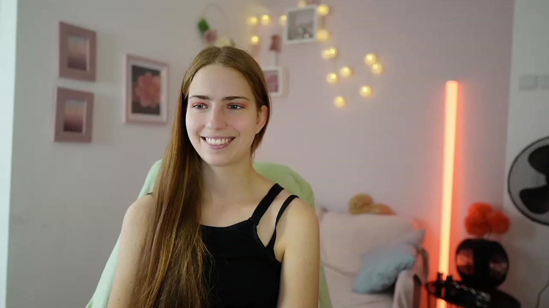 Gallery image thumbnail from Naomi_Woods18's myfreecams stream on, 12/15/2023, 11:11 image 5 of 20