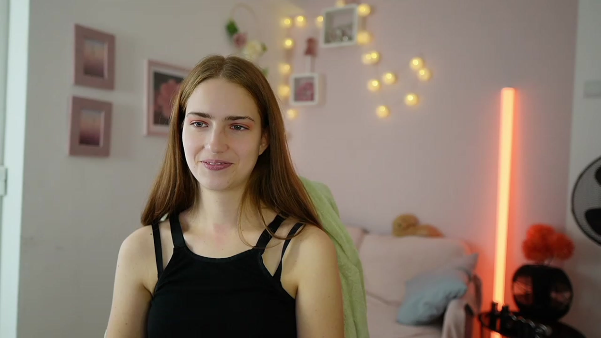 Gallery image thumbnail from Naomi_Woods18's myfreecams stream on, 12/15/2023, 13:55 image 12 of 20