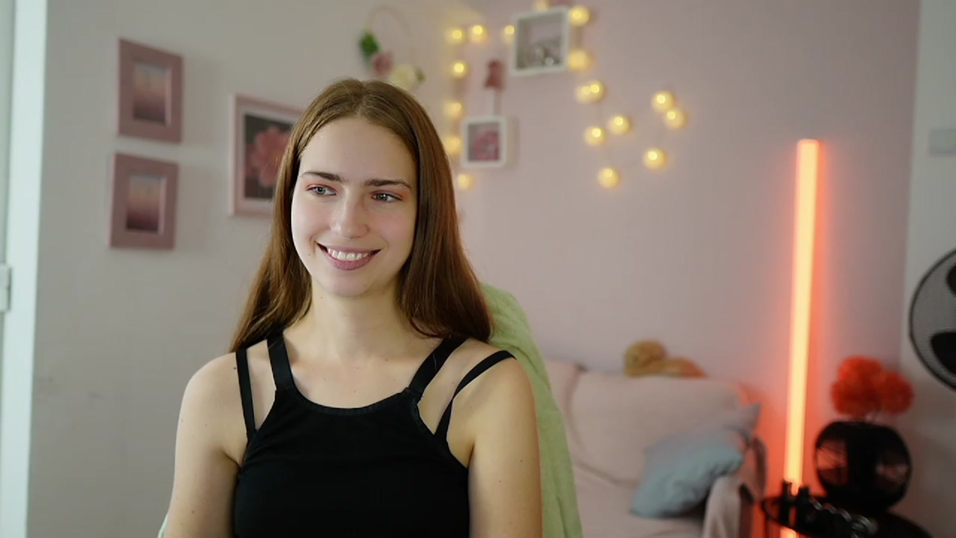 Gallery image thumbnail from Naomi_Woods18's myfreecams stream on, 12/15/2023, 13:55 image 6 of 20