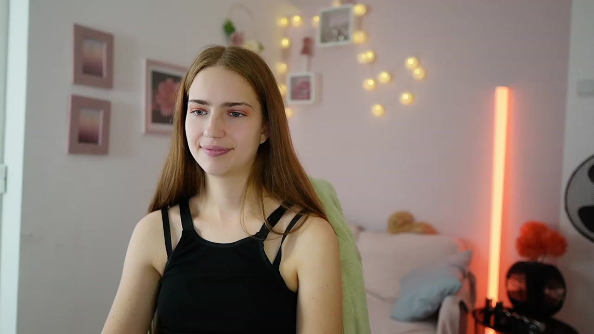 Gallery image thumbnail from Naomi_Woods18's myfreecams stream on, 12/15/2023, 13:55 image 14 of 20