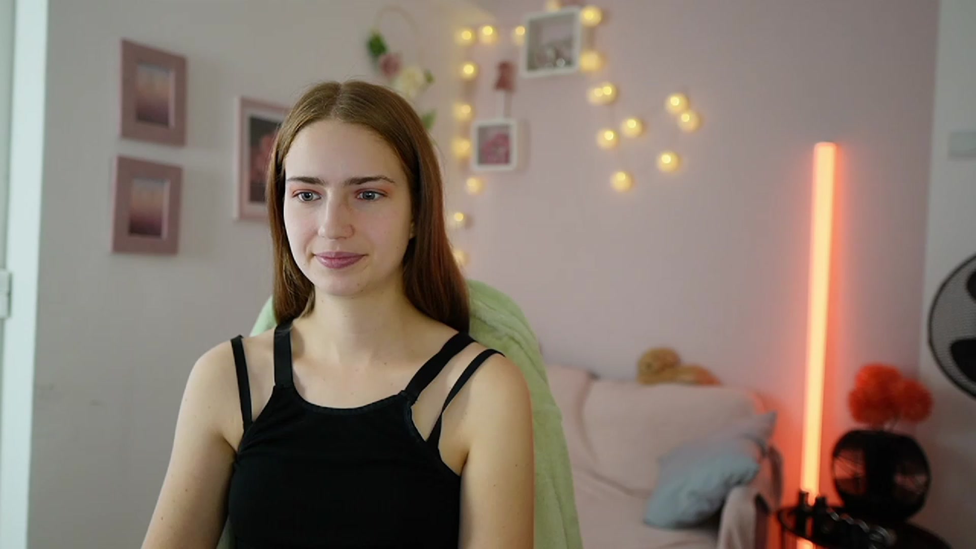 Gallery image thumbnail from Naomi_Woods18's myfreecams stream on, 12/15/2023, 13:55 image 1 of 20