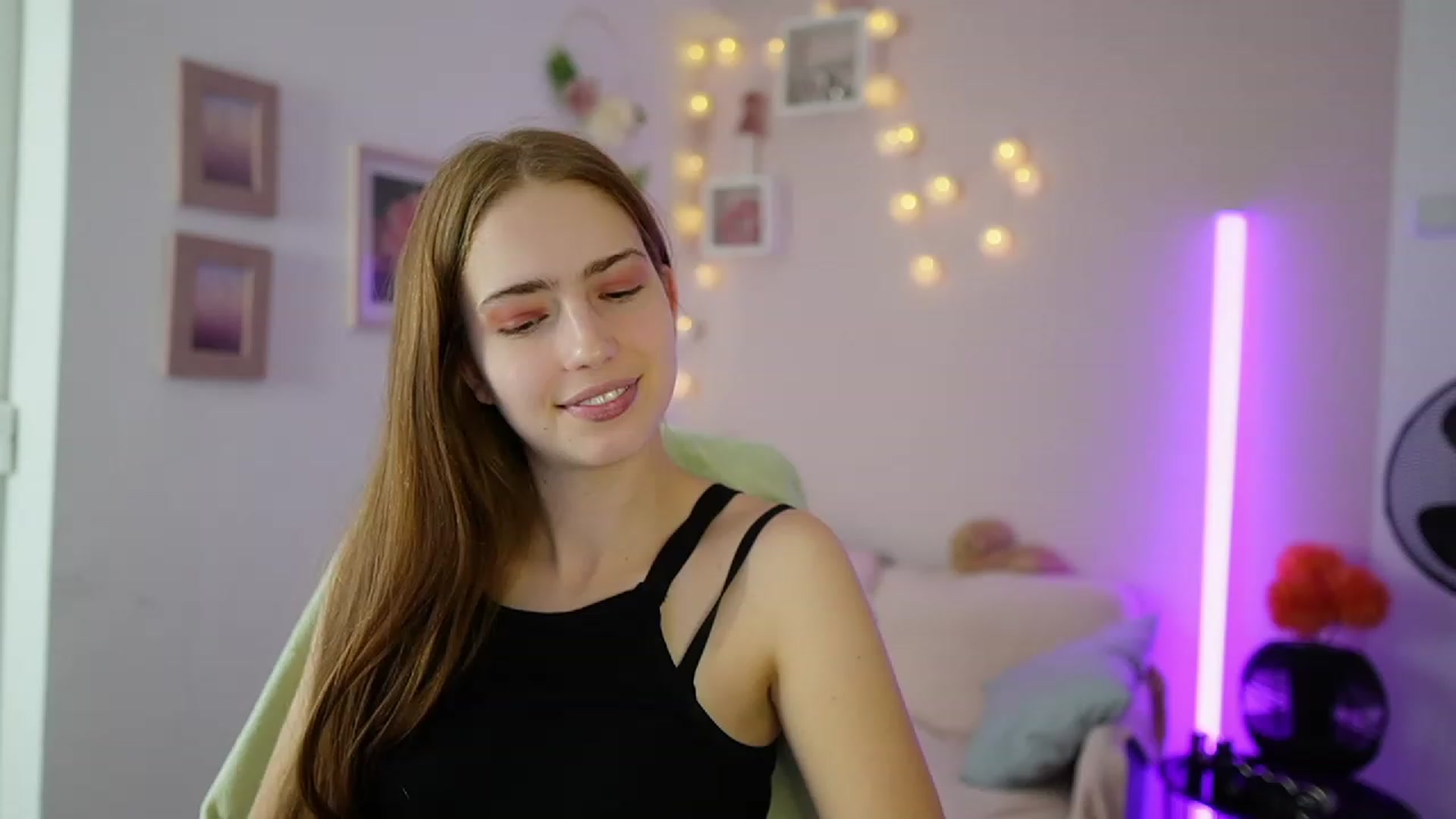 Gallery image thumbnail from Naomi_Woods18's myfreecams stream on, 12/15/2023, 13:55 image 17 of 20
