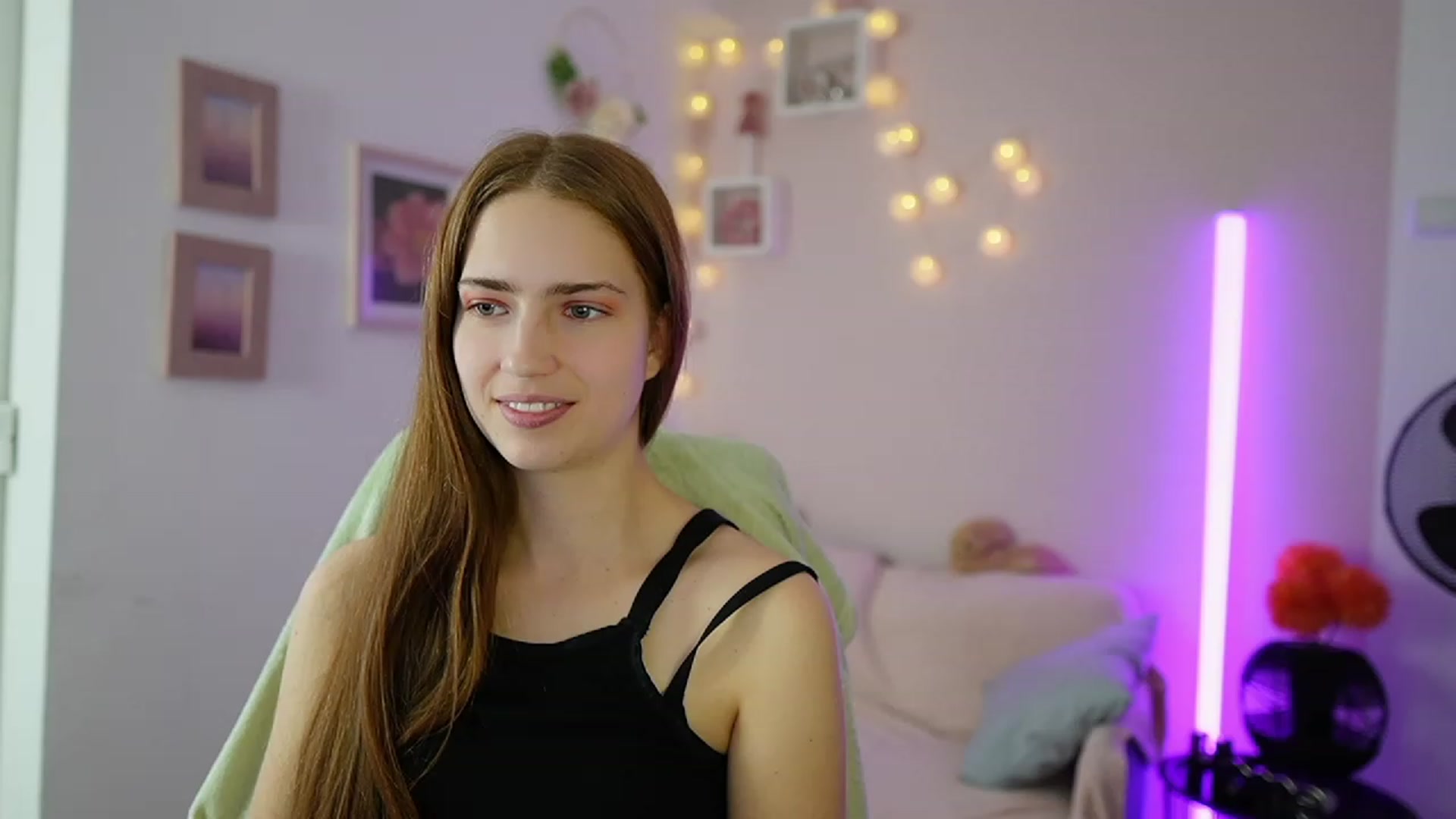 Gallery image thumbnail from Naomi_Woods18's myfreecams stream on, 12/15/2023, 13:55 image 18 of 20