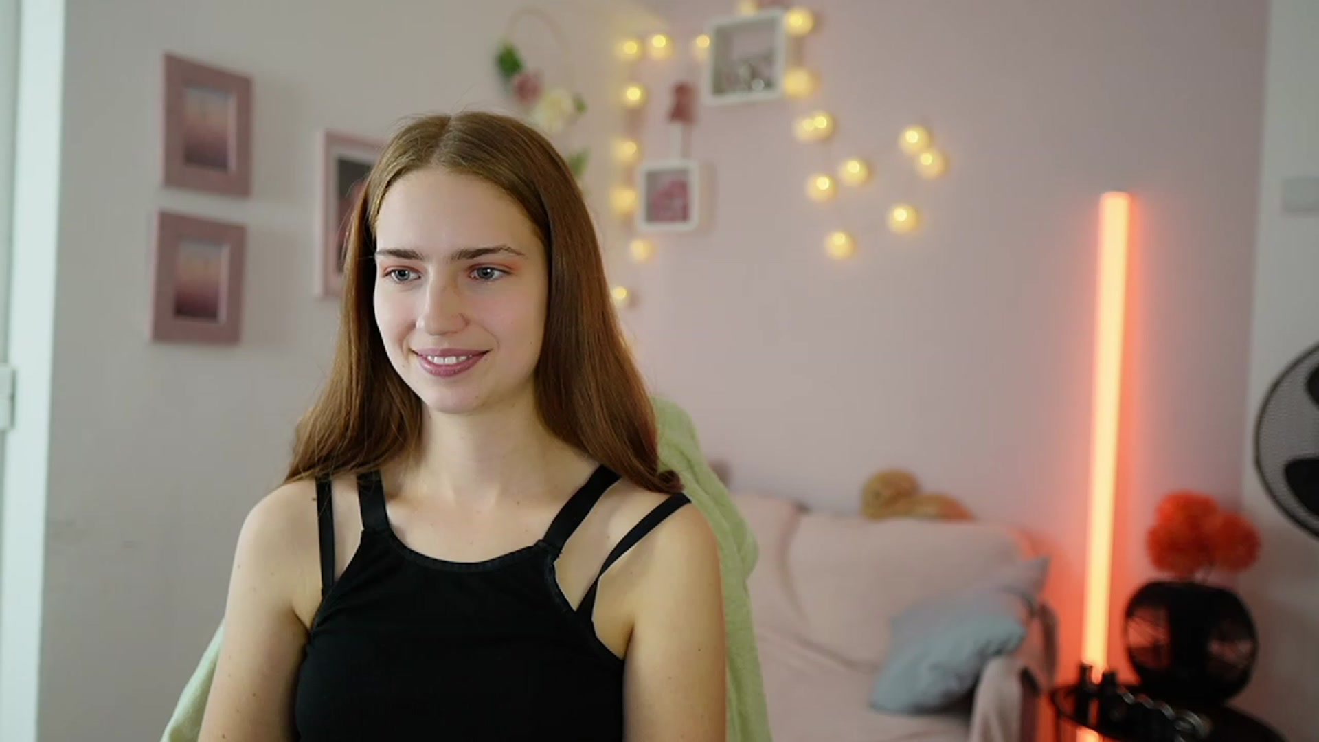 Gallery image thumbnail from Naomi_Woods18's myfreecams stream on, 12/15/2023, 13:55 image 16 of 20