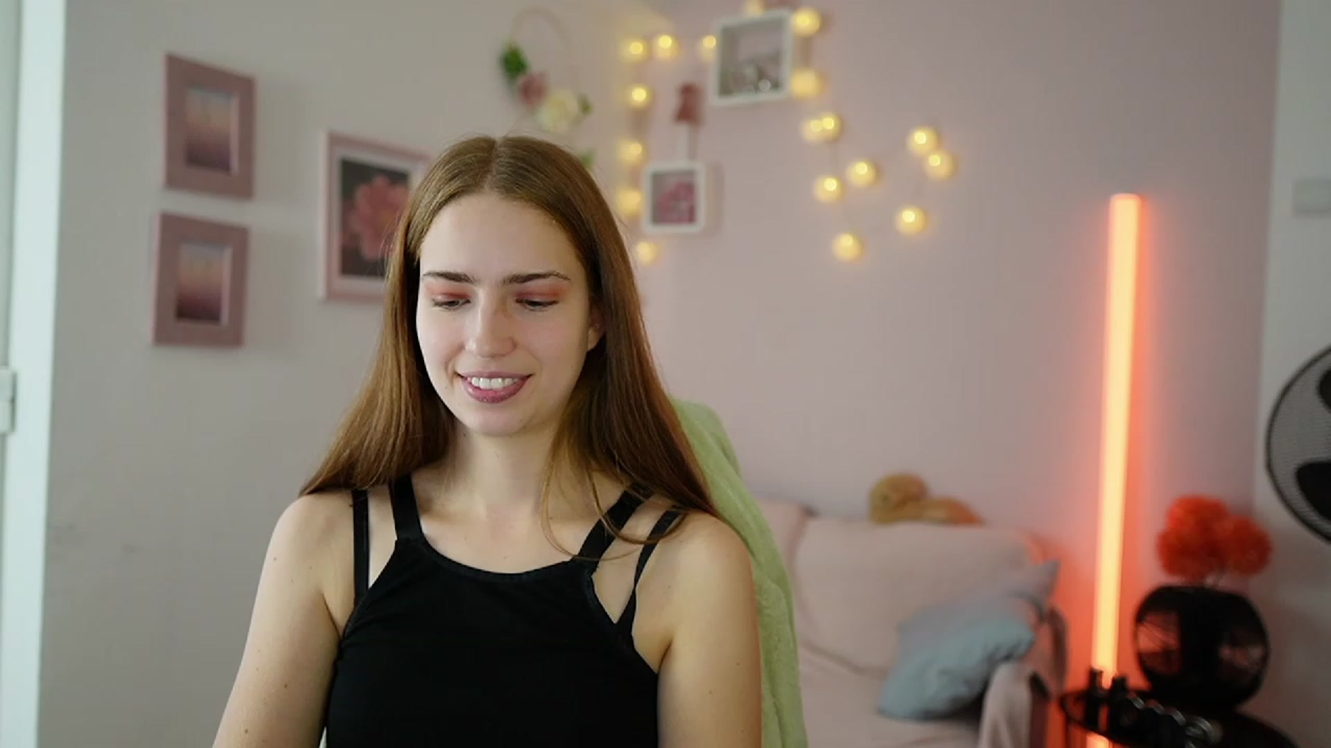 Gallery image thumbnail from Naomi_Woods18's myfreecams stream on, 12/15/2023, 13:55 image 13 of 20