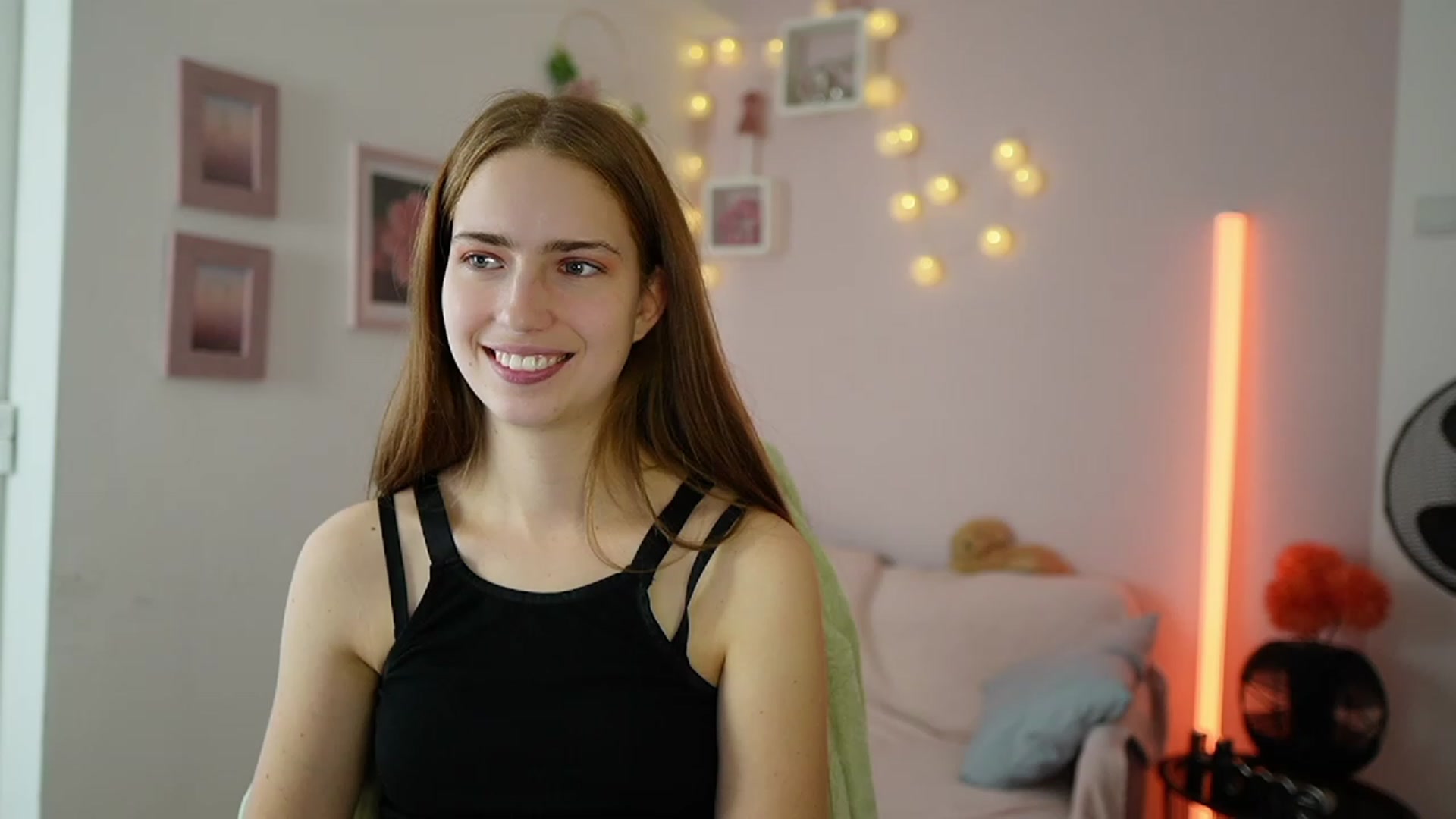 Gallery image thumbnail from Naomi_Woods18's myfreecams stream on, 12/15/2023, 13:55 image 11 of 20
