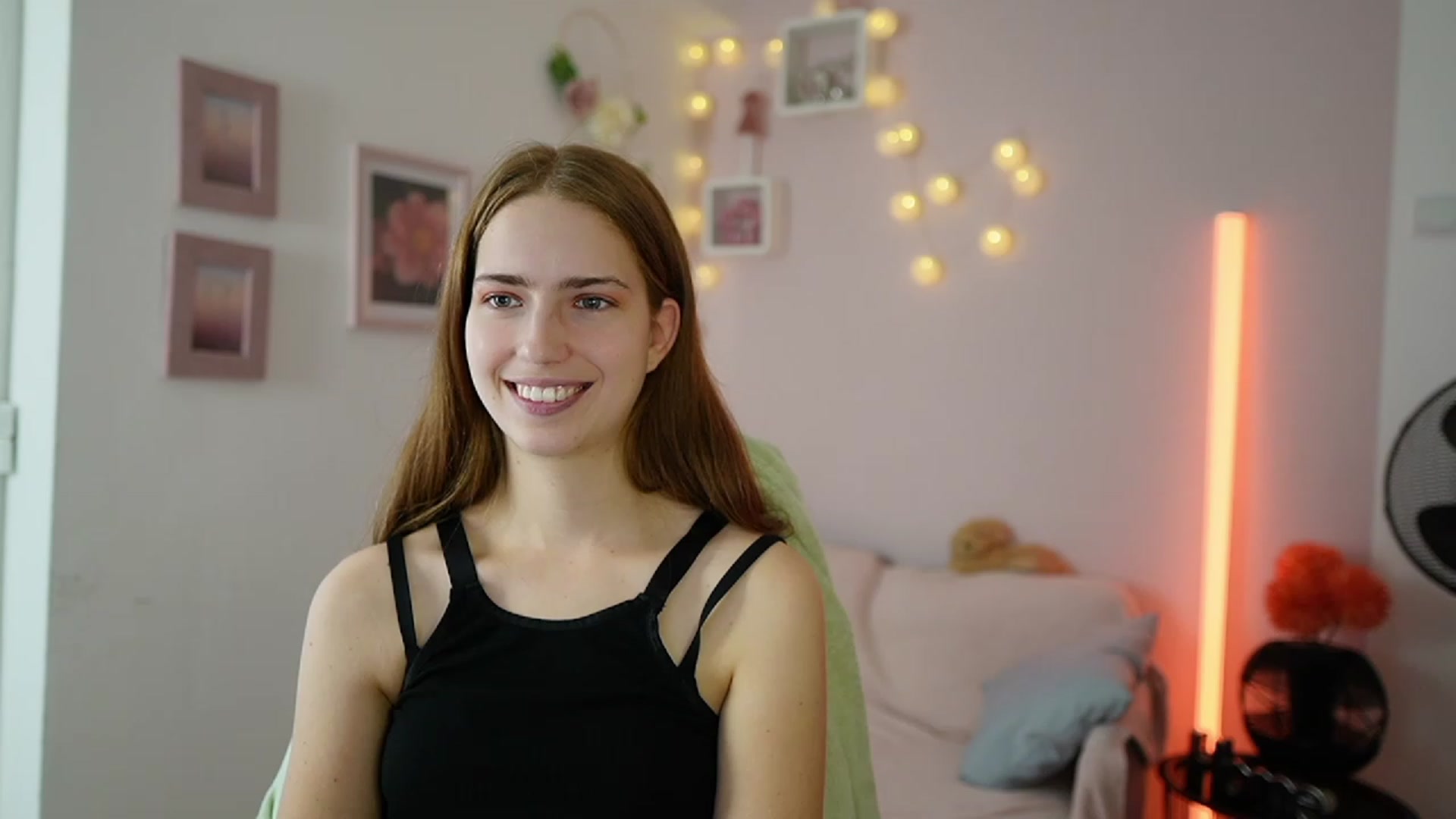Gallery image thumbnail from Naomi_Woods18's myfreecams stream on, 12/15/2023, 13:55 image 9 of 20