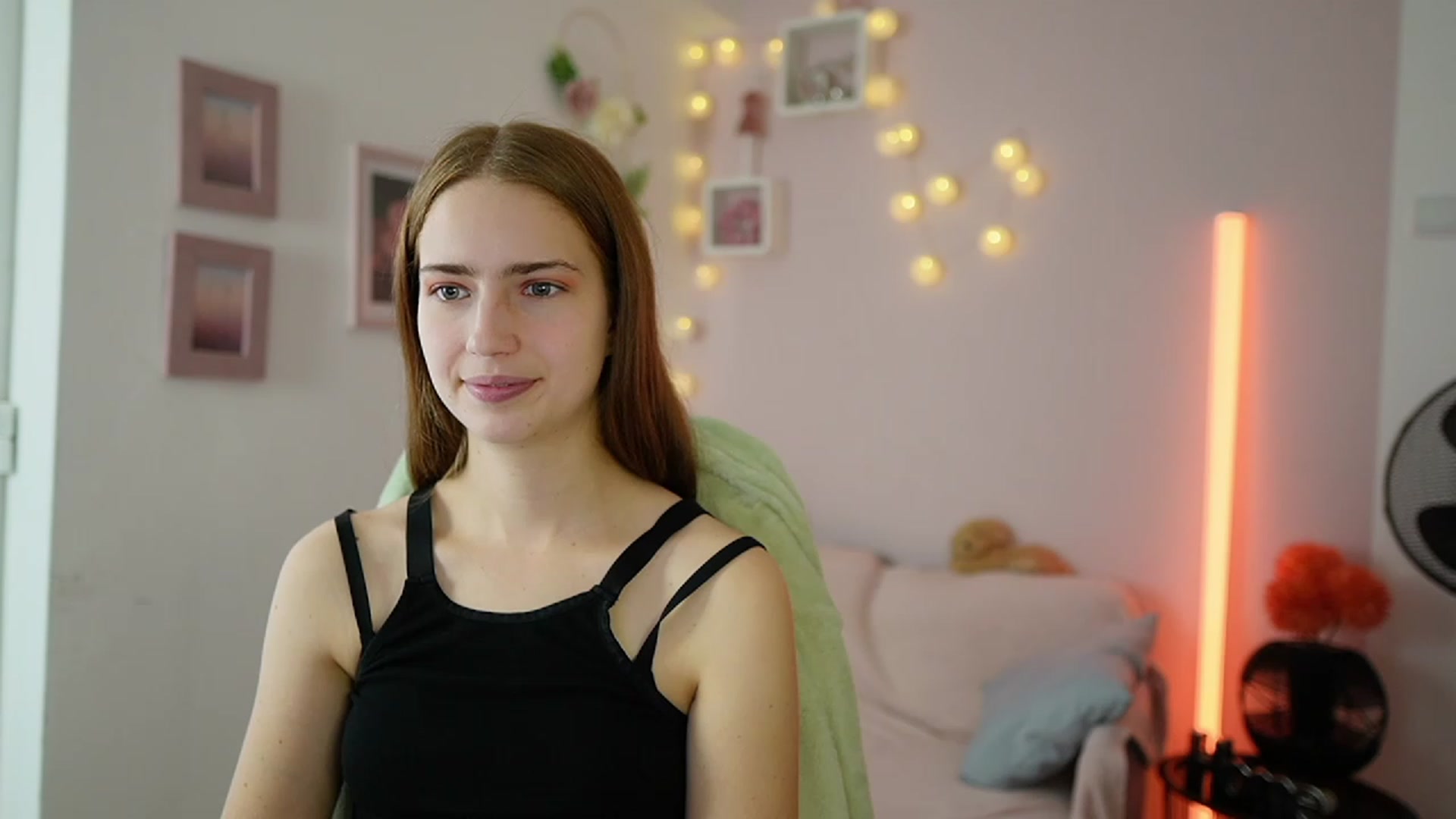 Gallery image thumbnail from Naomi_Woods18's myfreecams stream on, 12/15/2023, 13:55 image 2 of 20