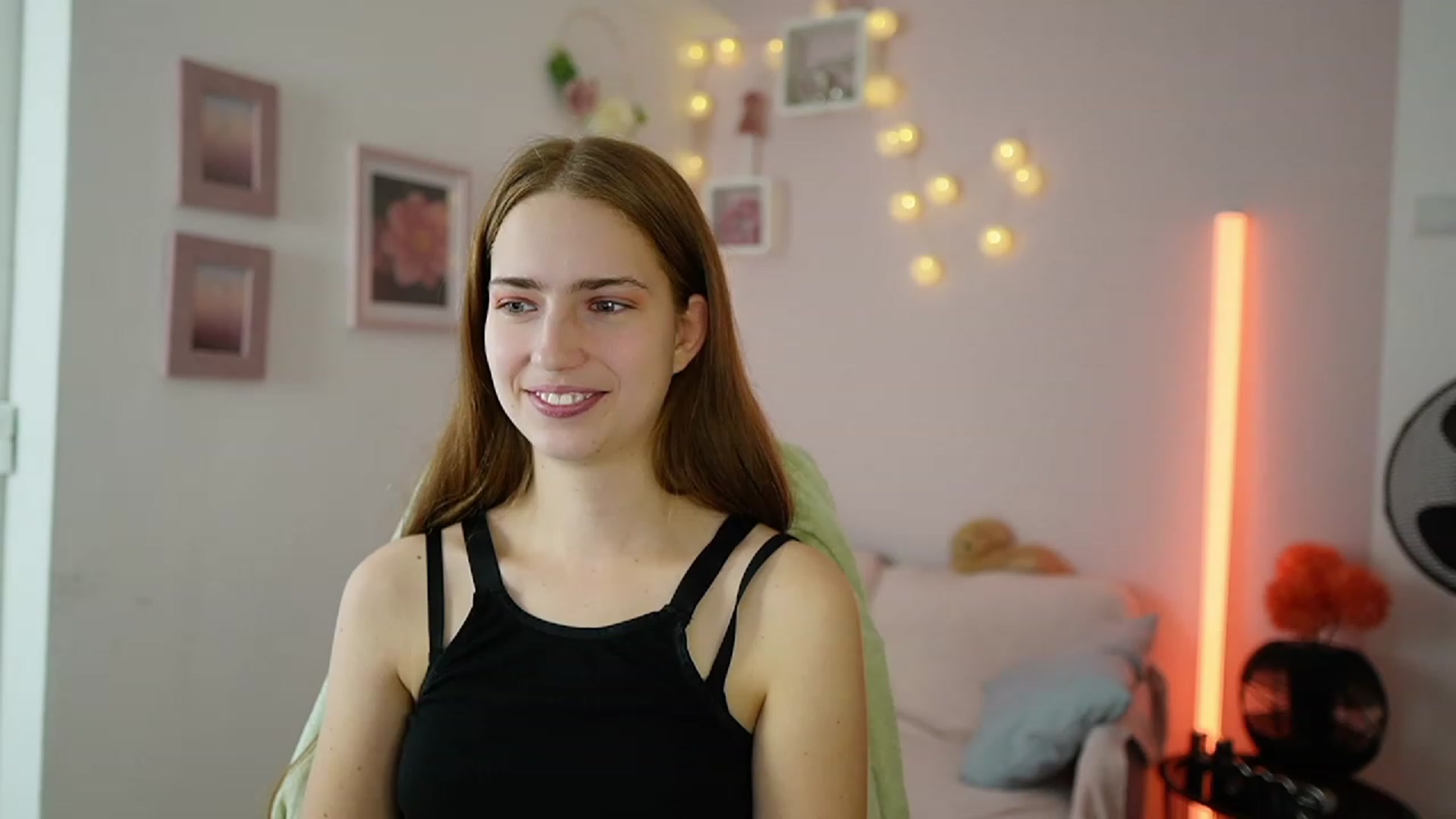 Gallery image thumbnail from Naomi_Woods18's myfreecams stream on, 12/15/2023, 13:55 image 8 of 20