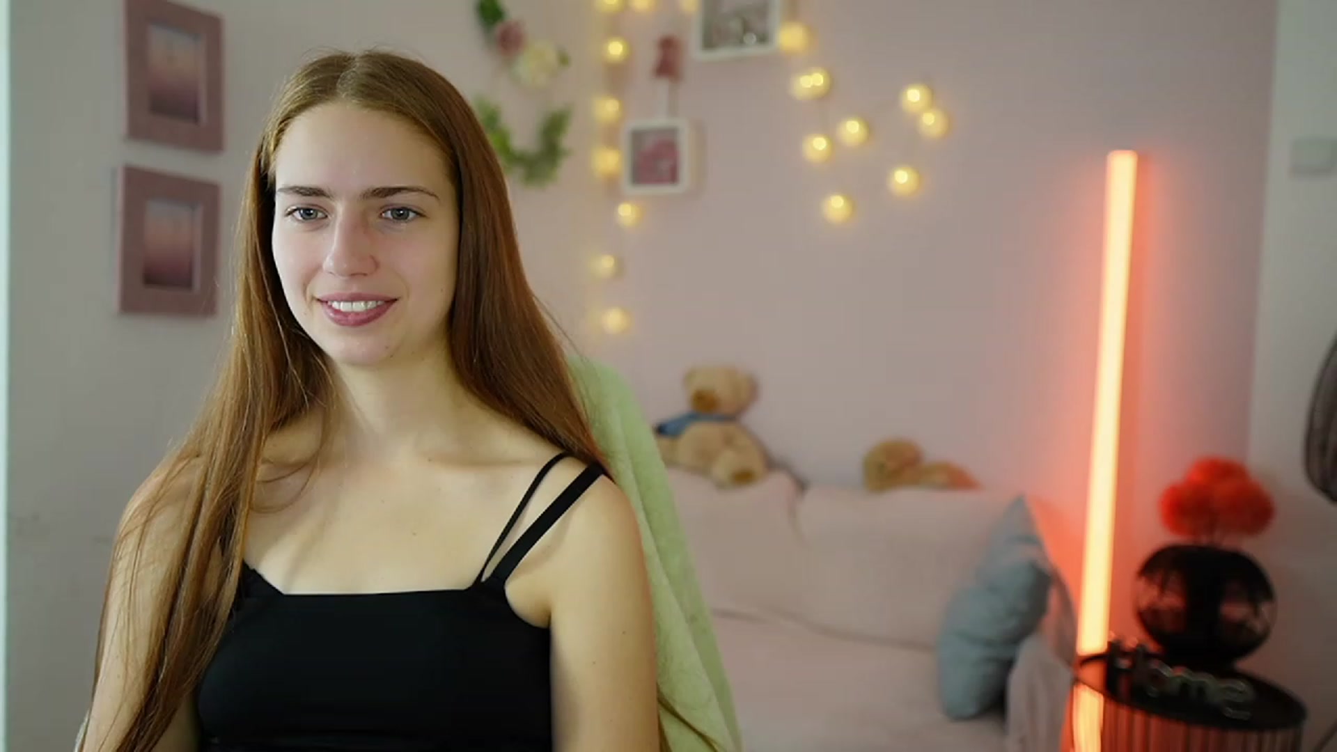 Gallery image thumbnail from Naomi_Woods18's myfreecams stream on, 12/17/2023, 14:08 image 1 of 20