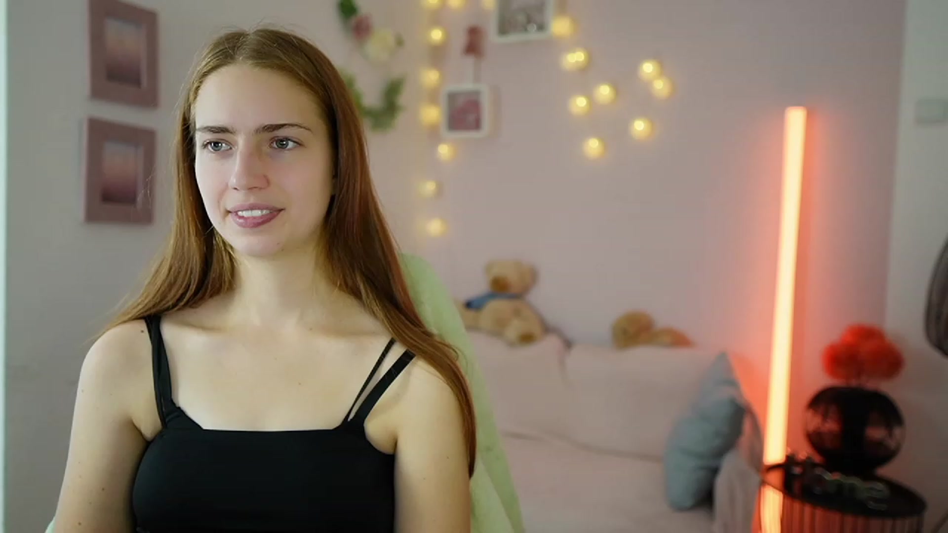 Gallery image thumbnail from Naomi_Woods18's myfreecams stream on, 12/17/2023, 14:08 image 16 of 20