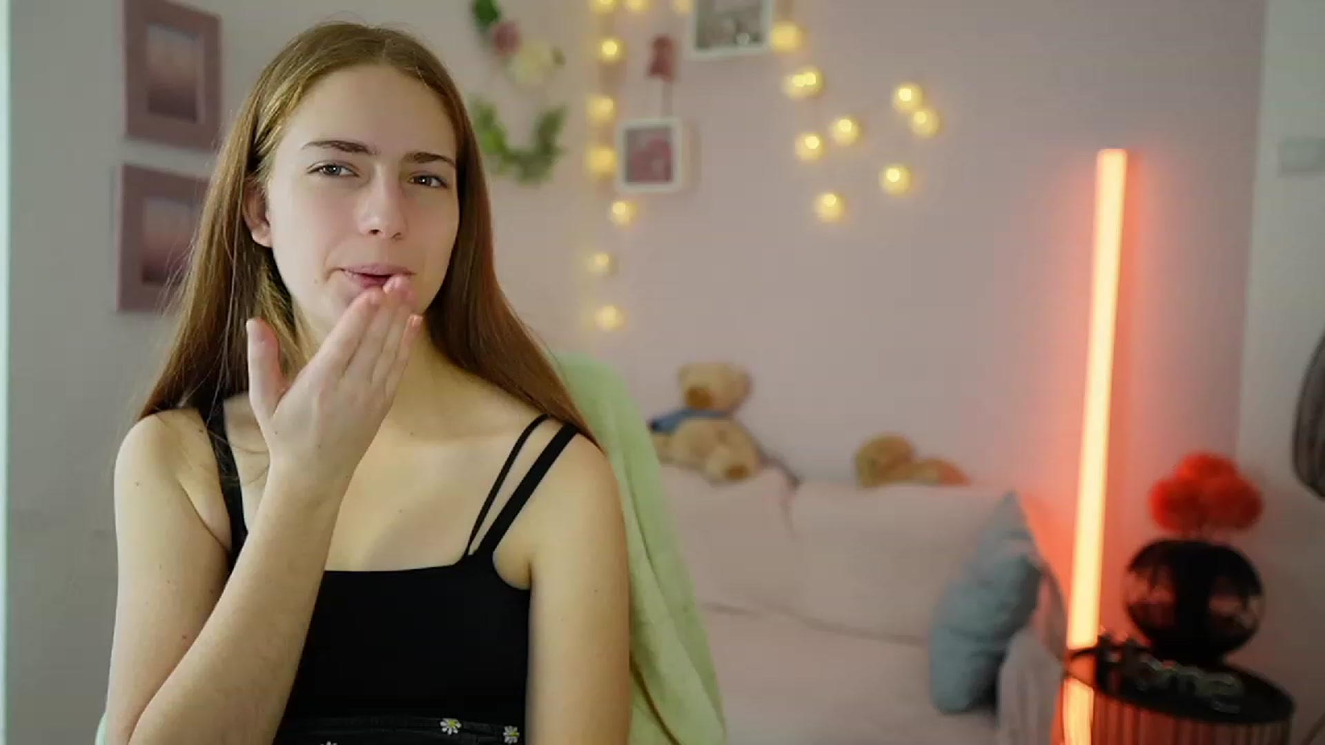 Gallery image thumbnail from Naomi_Woods18's myfreecams stream on, 12/17/2023, 14:08 image 2 of 20