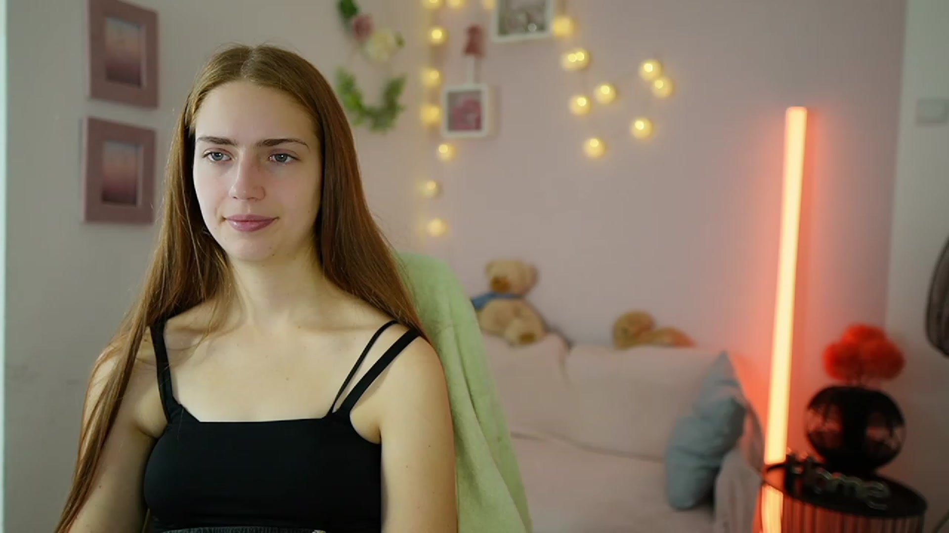 Gallery image thumbnail from Naomi_Woods18's myfreecams stream on, 12/17/2023, 14:08 image 9 of 20