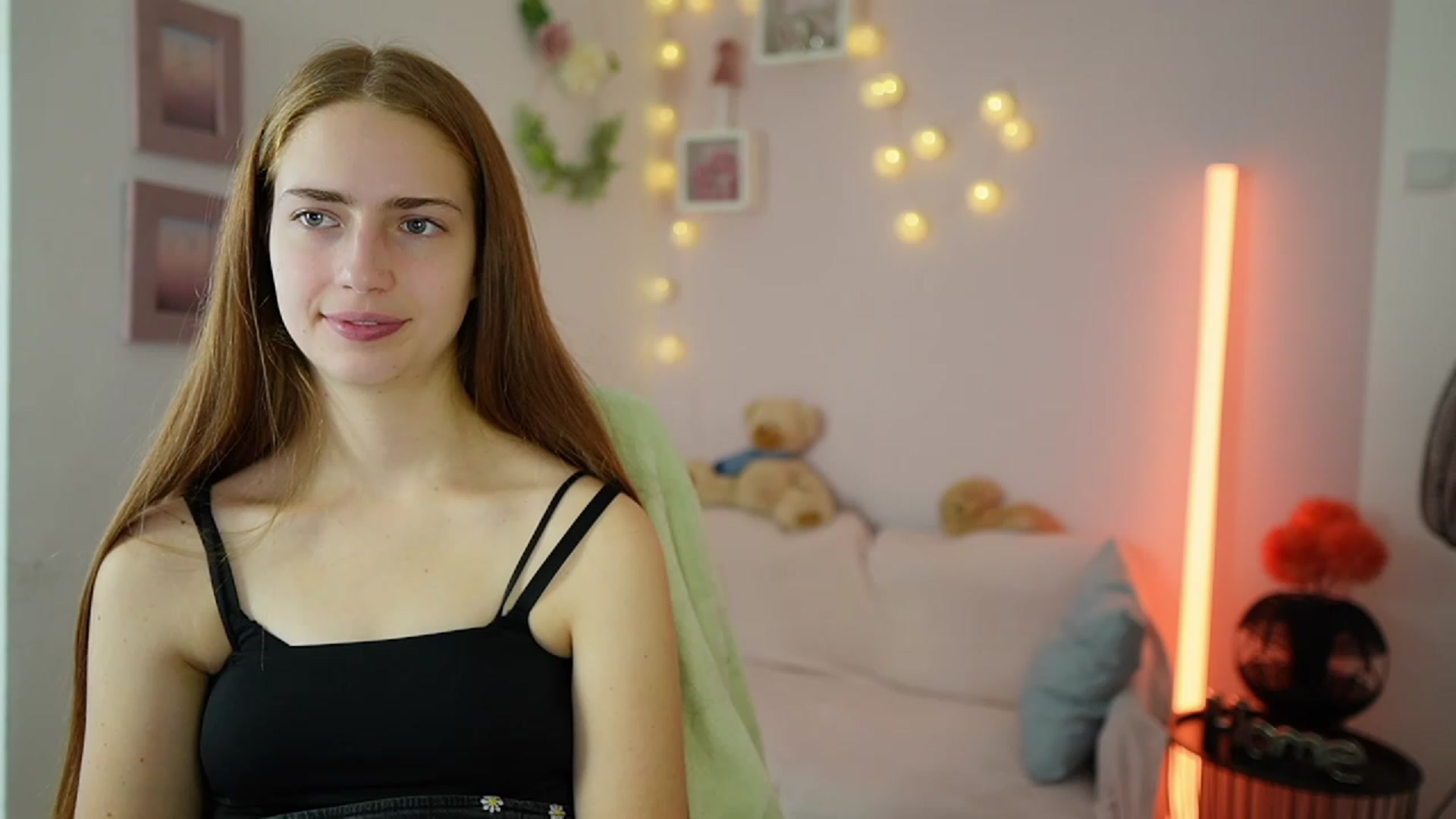 Gallery image thumbnail from Naomi_Woods18's myfreecams stream on, 12/17/2023, 14:08 image 5 of 20